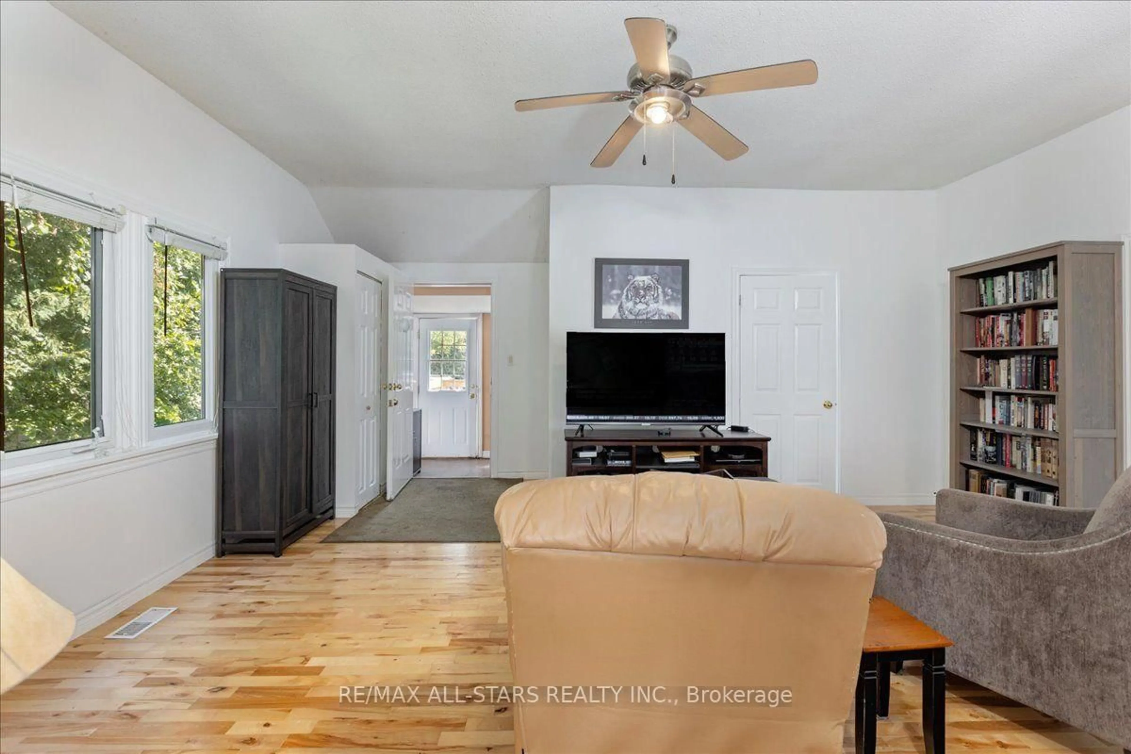 Living room with furniture, unknown for 27182 Woodbine Ave, Georgina Ontario L4P 3E9