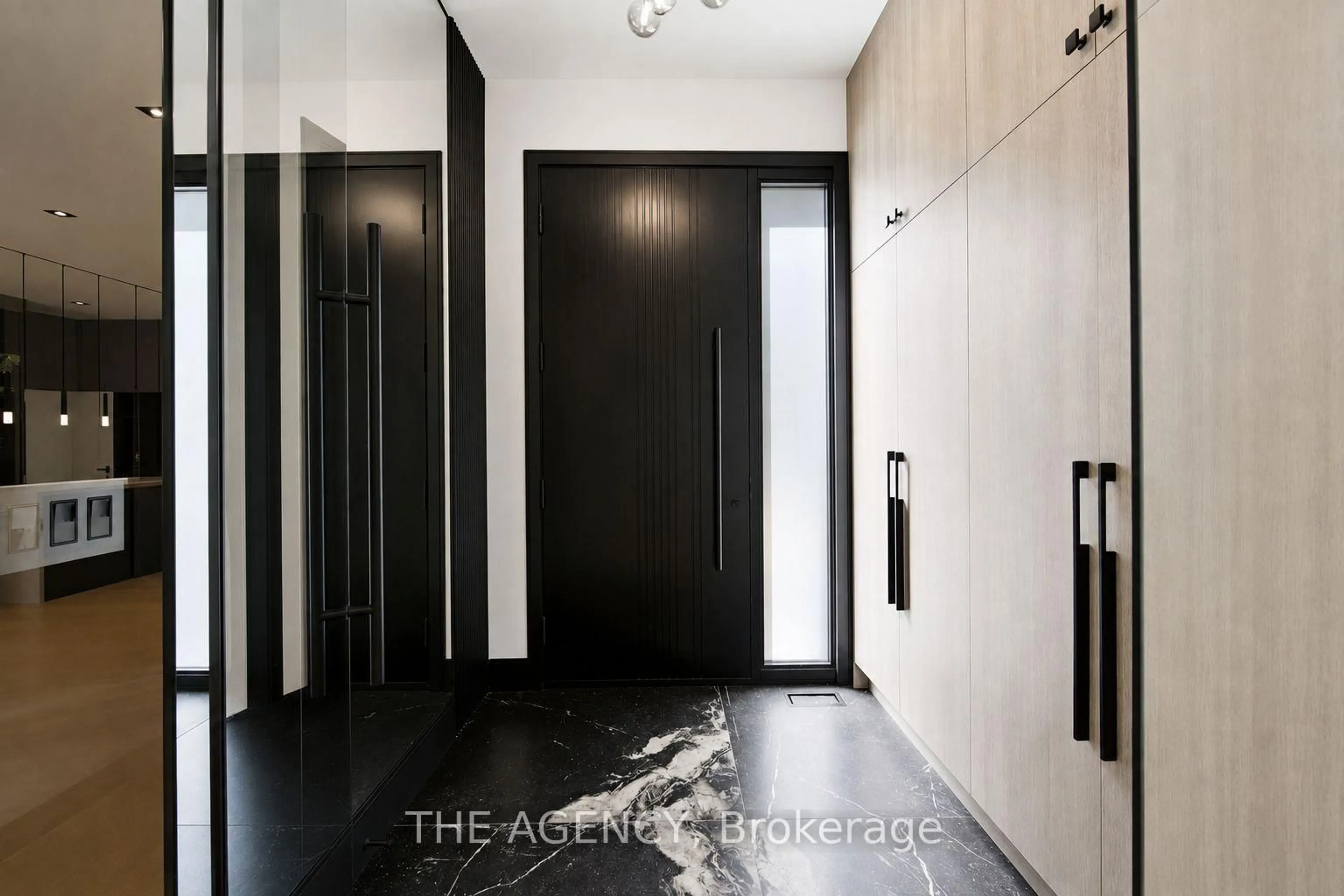 Indoor foyer for 193 Beechwood Cres, Newmarket Ontario L3Y 1W2