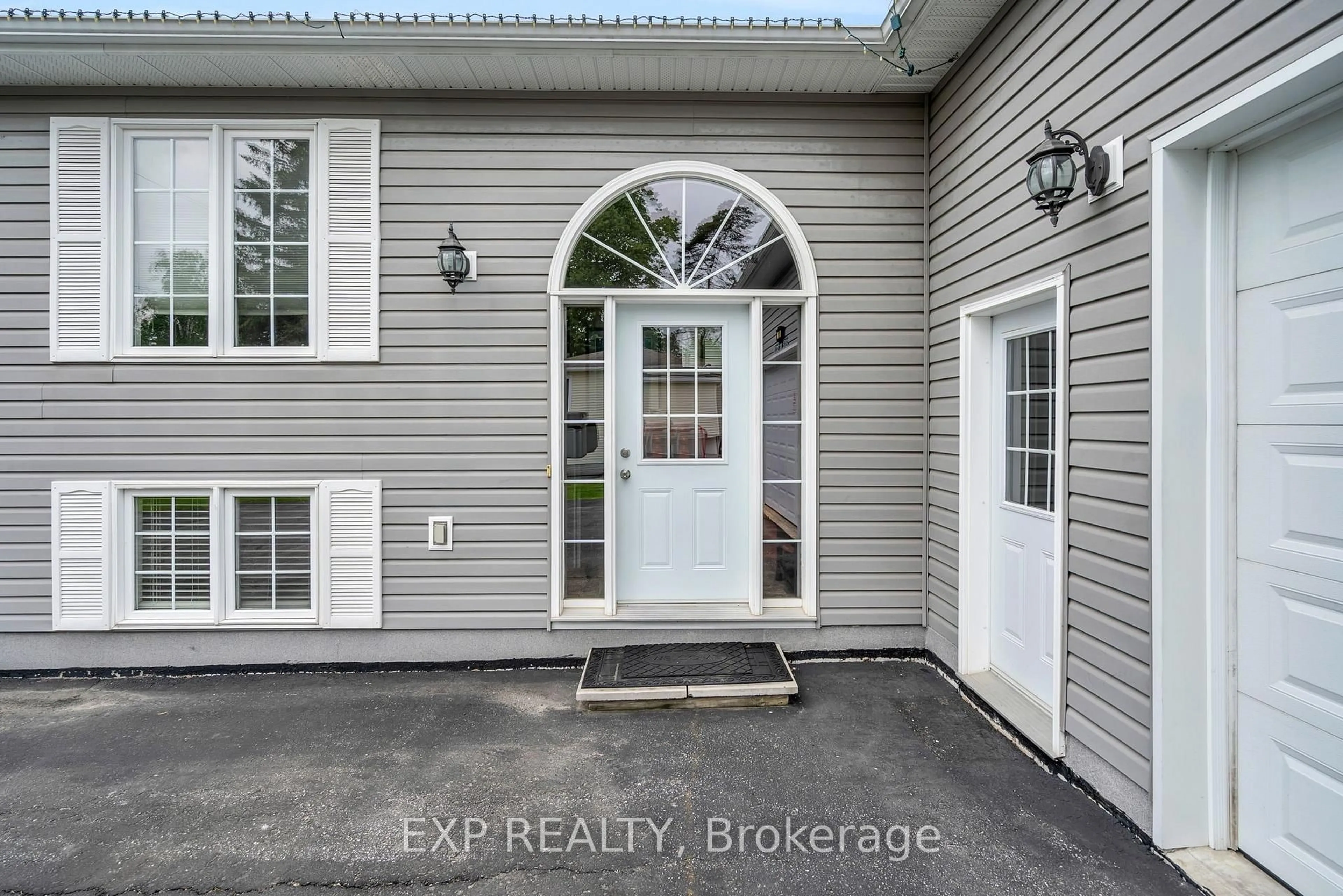Indoor entryway for 21 Sunnidale Blvd, Georgina Ontario L0E 1L0