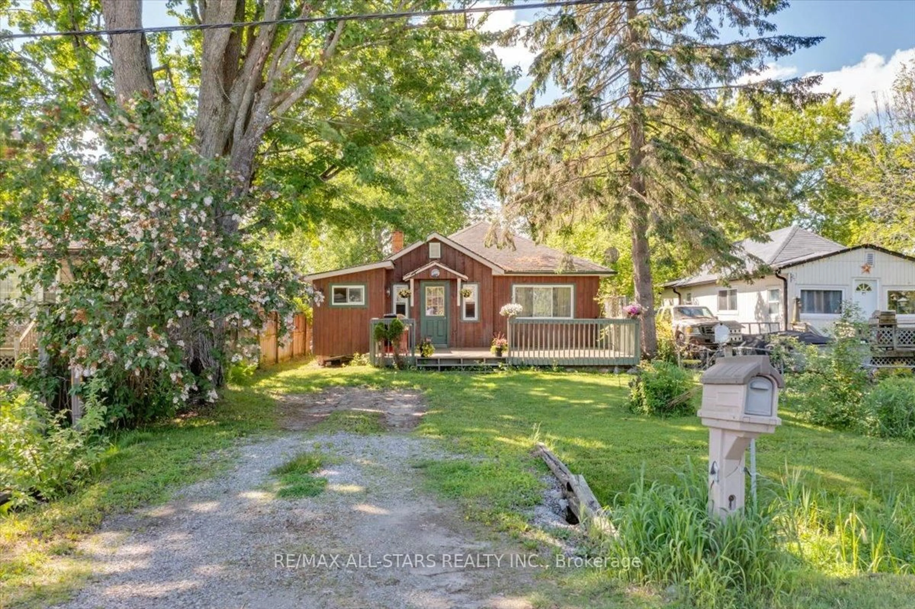 A pic from outside/outdoor area/front of a property/back of a property/a pic from drone, street for 1061 2nd Line, Innisfil Ontario L0L 1R0