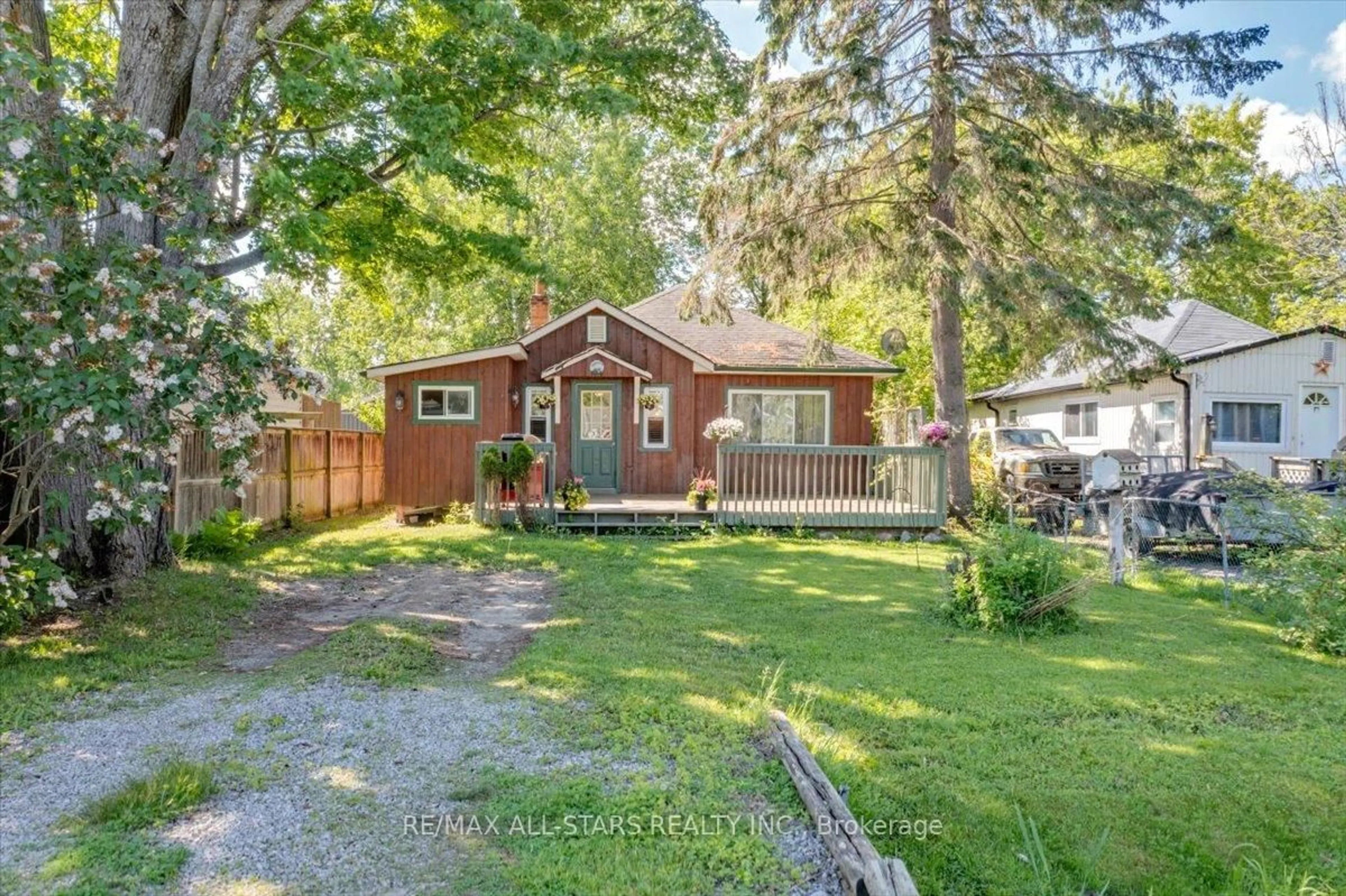 A pic from outside/outdoor area/front of a property/back of a property/a pic from drone, street for 1061 2nd Line, Innisfil Ontario L0L 1R0