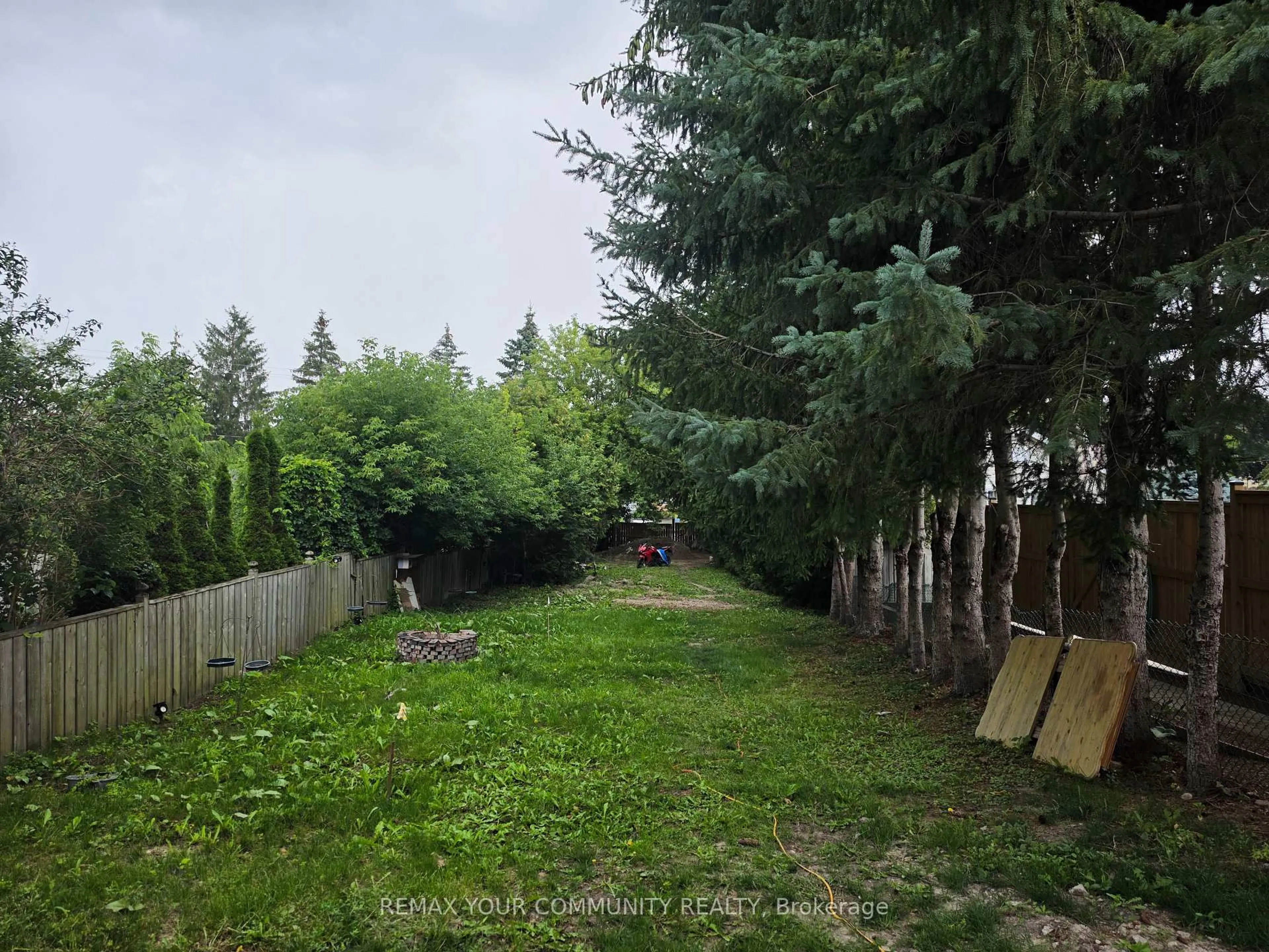 A pic from outside/outdoor area/front of a property/back of a property/a pic from drone, forest/trees view for 20 Queen St, Innisfil Ontario L0L 1L0