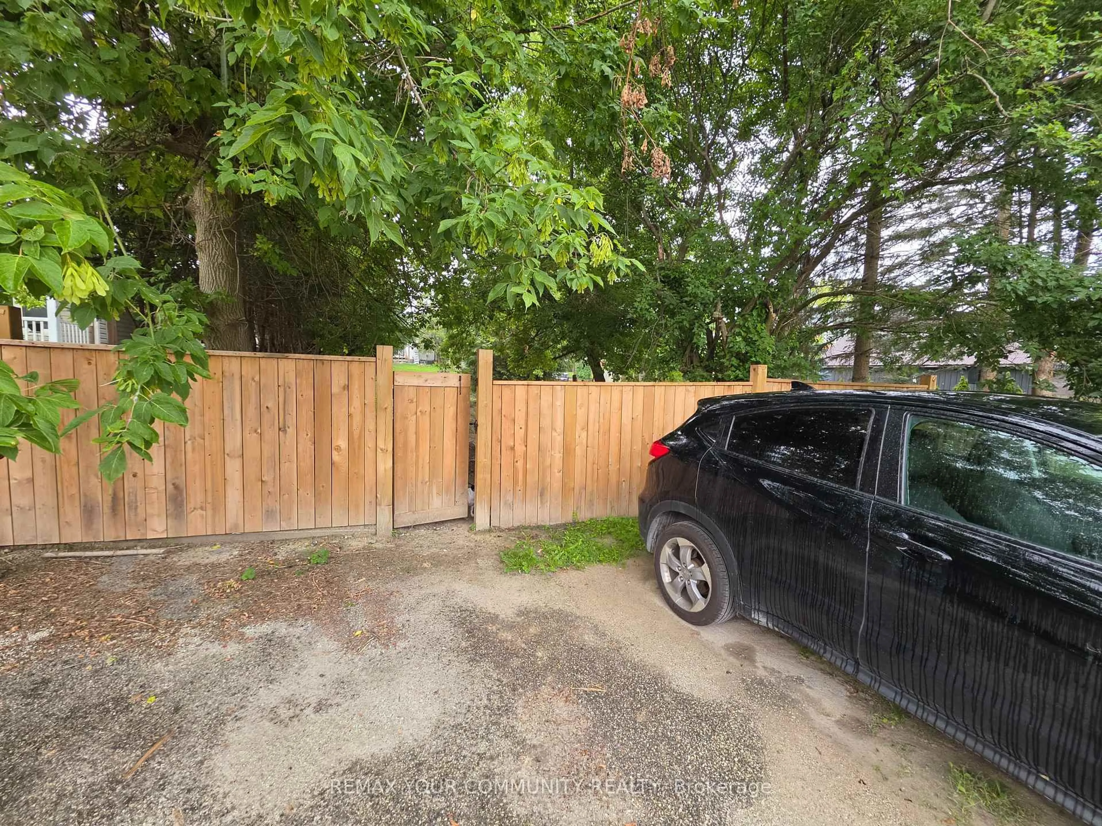A pic from outside/outdoor area/front of a property/back of a property/a pic from drone, street for 20 Queen St, Innisfil Ontario L0L 1L0