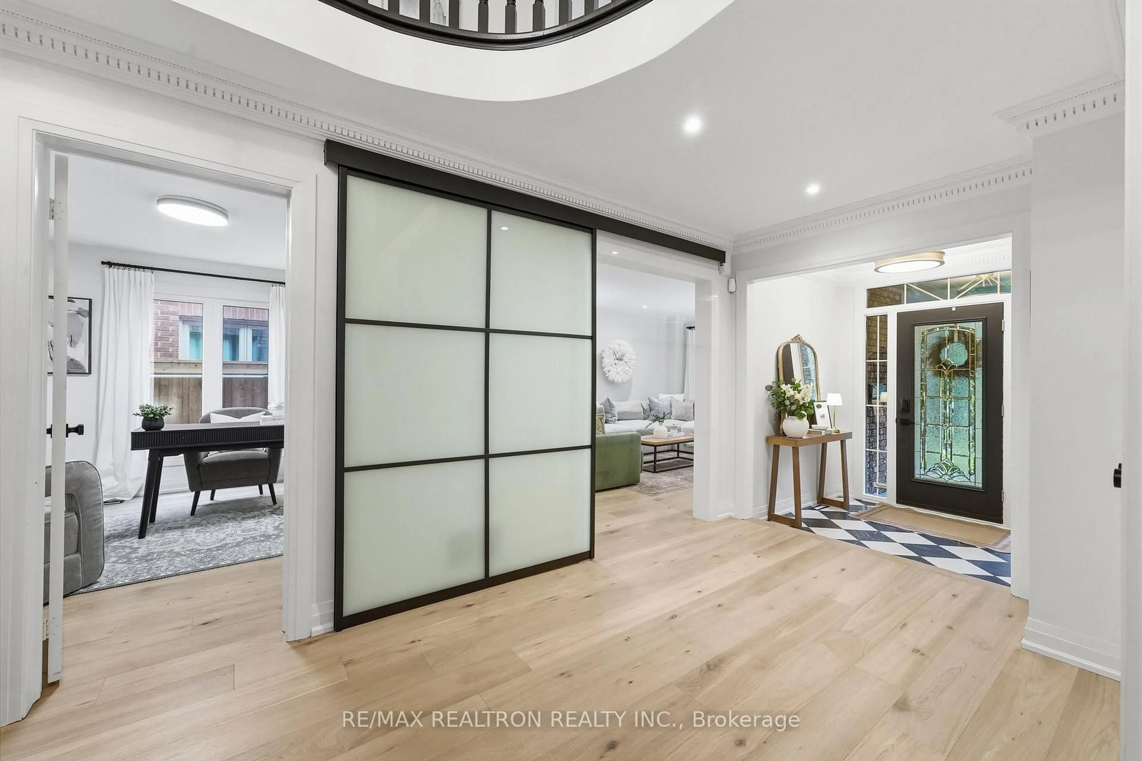 Indoor entryway for 653 Exceller Circ, Newmarket Ontario L3X 1P6
