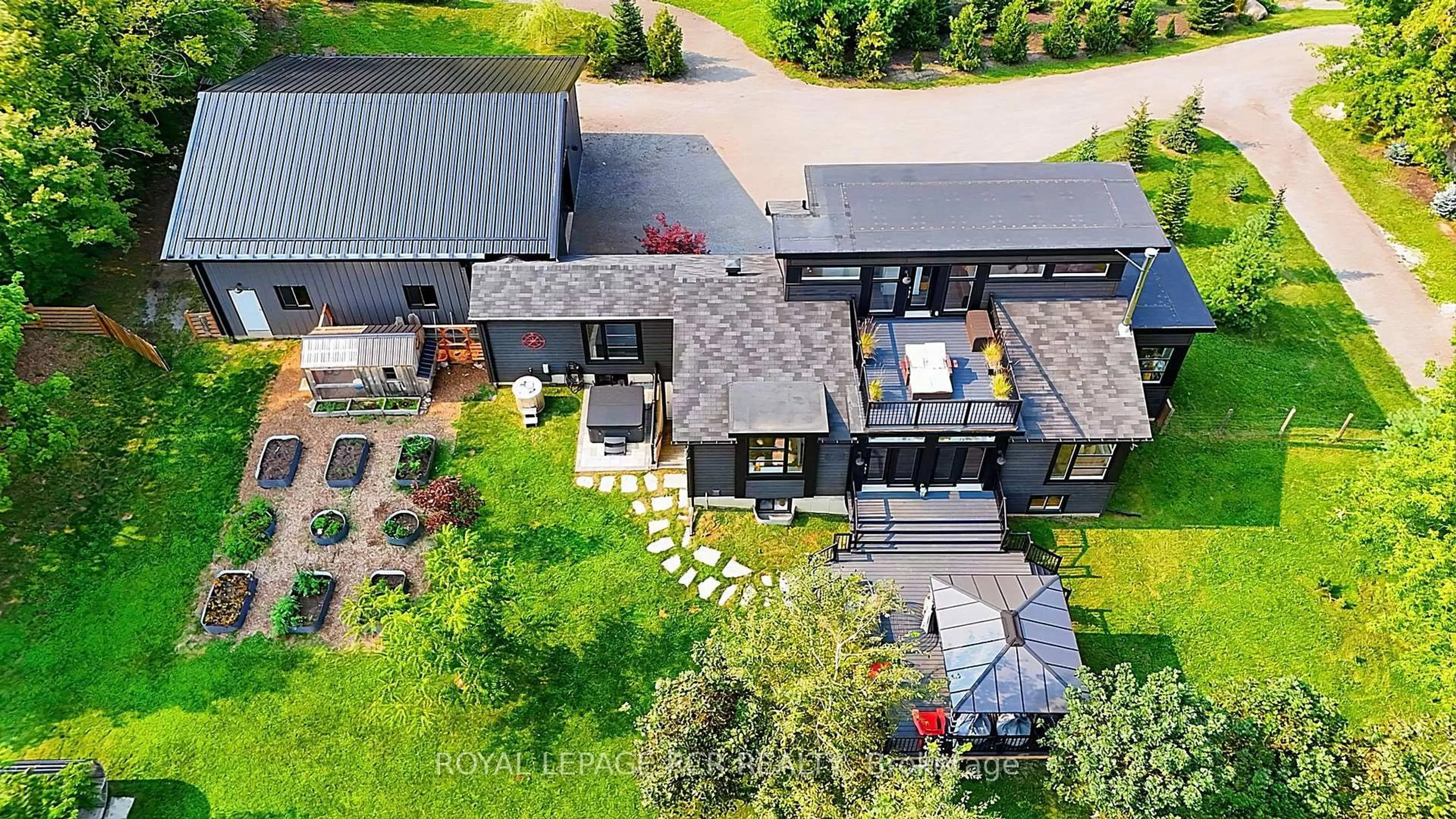 A pic from outside/outdoor area/front of a property/back of a property/a pic from drone, building for 13160 Regional 39 Rd, Uxbridge Ontario L0E 1T0