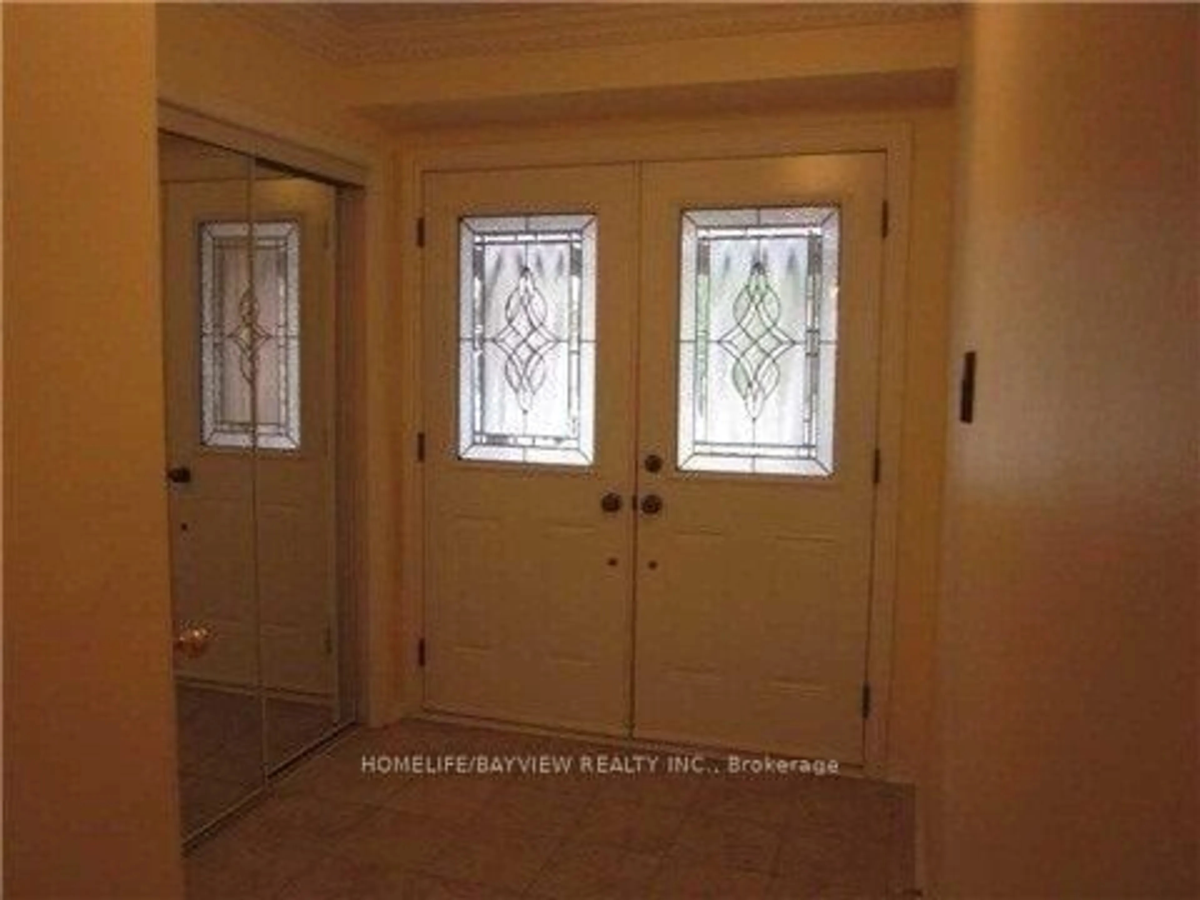 Indoor entryway for 16 Thames Crt, Richmond Hill Ontario L4B 1N4