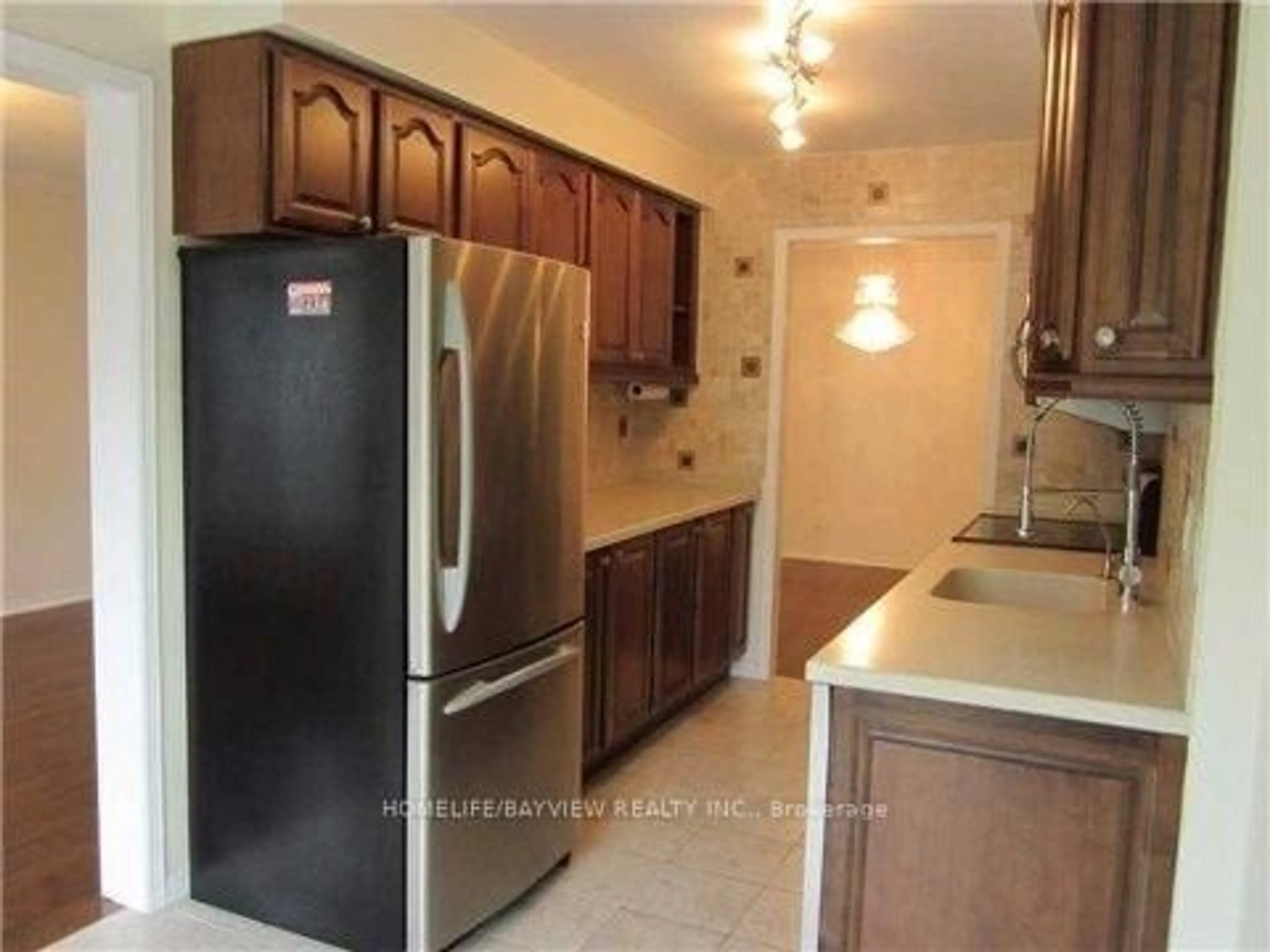 Standard kitchen, ceramic/tile floor for 16 Thames Crt, Richmond Hill Ontario L4B 1N4