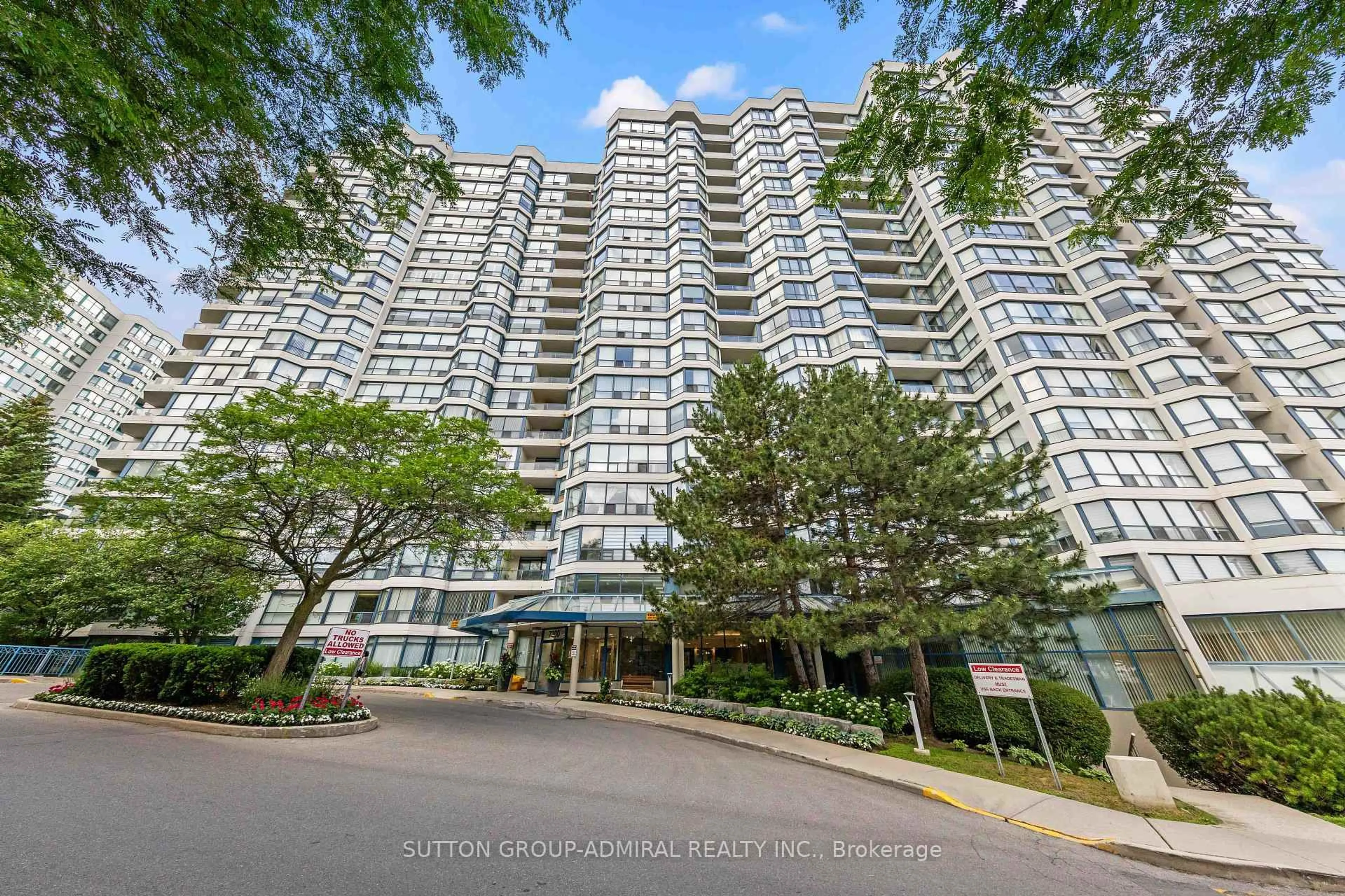 Indoor foyer for 7300 Yonge St #1801, Vaughan Ontario L4J 7Y5