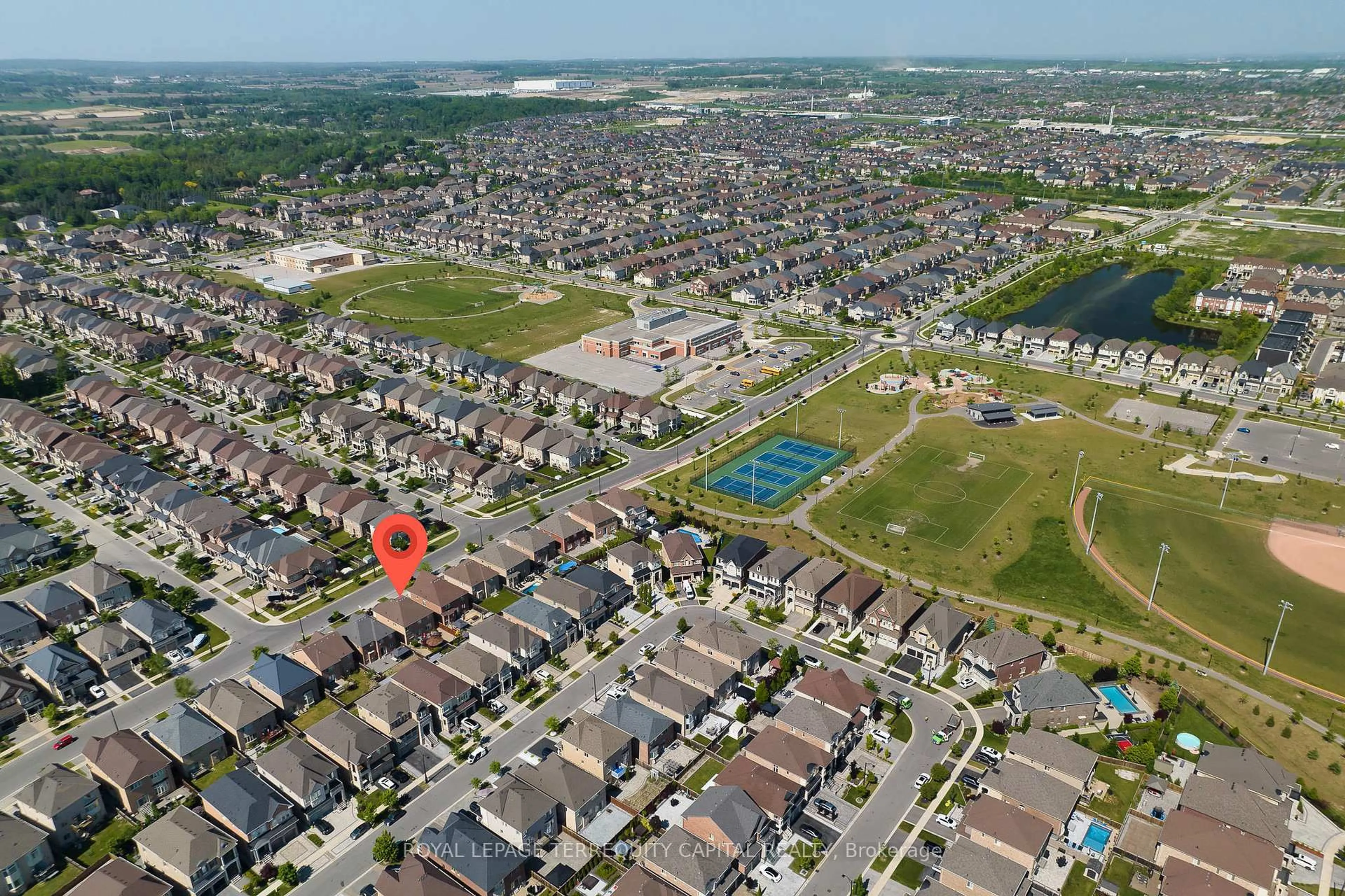A pic from outside/outdoor area/front of a property/back of a property/a pic from drone, street for 277 Chatfield Dr, Vaughan Ontario L4H 3R8