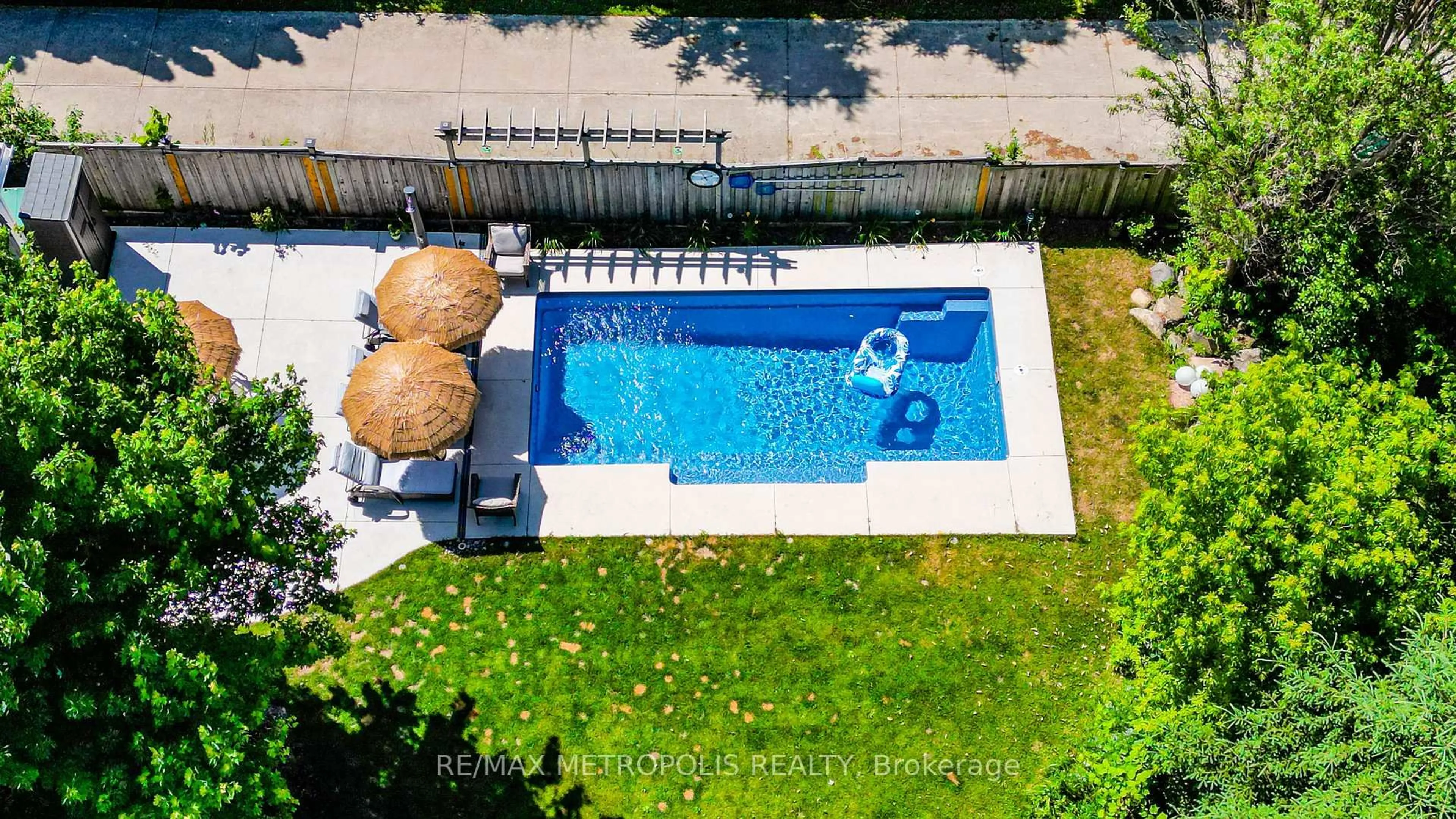 A pic from outside/outdoor area/front of a property/back of a property/a pic from drone, water/lake/river/ocean view for 114 Selwyn Rd, Richmond Hill Ontario L4E 5E3