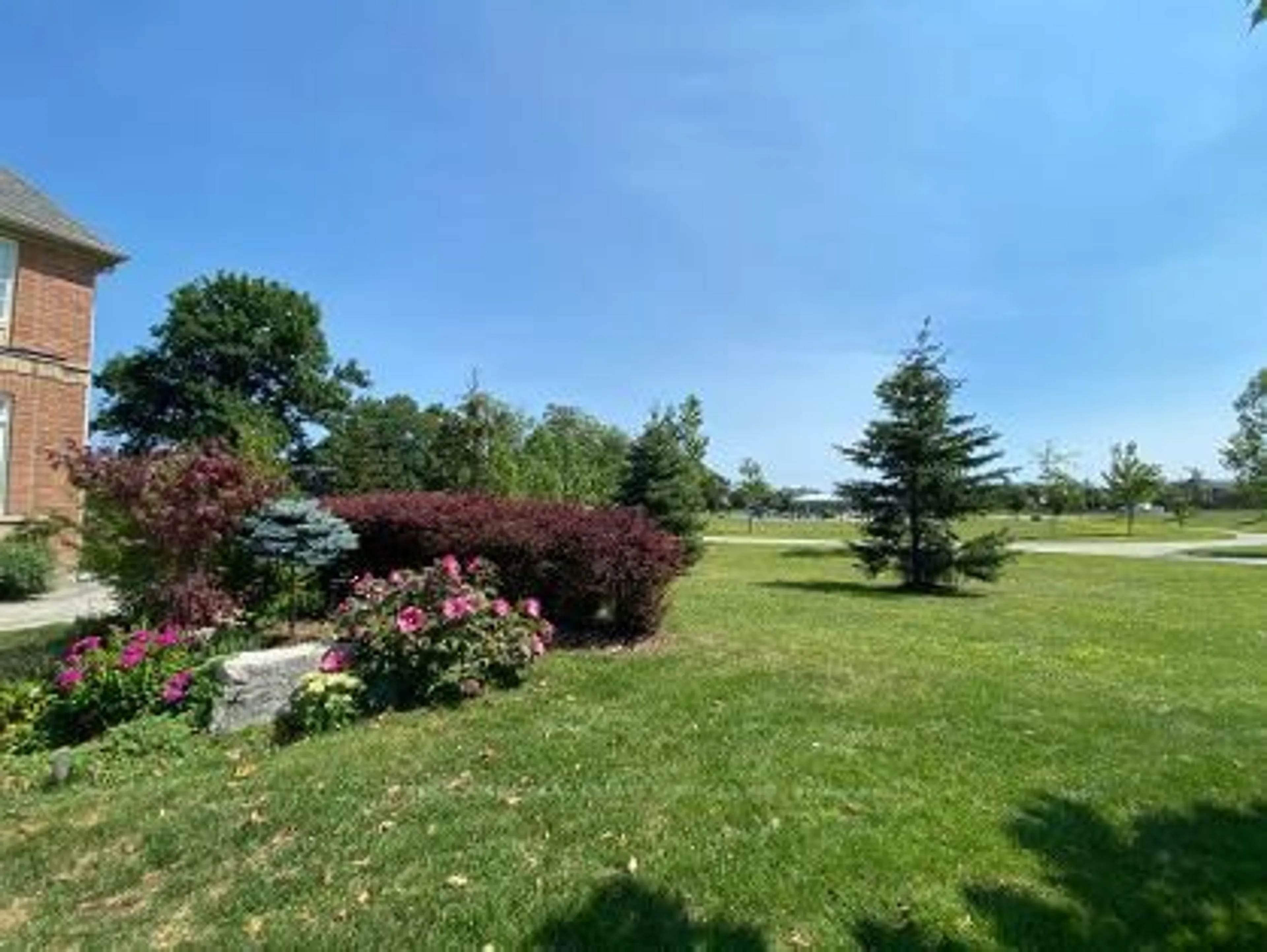 A pic from outside/outdoor area/front of a property/back of a property/a pic from drone, water/lake/river/ocean view for 39 Gillings St, Markham Ontario L6C 0G1
