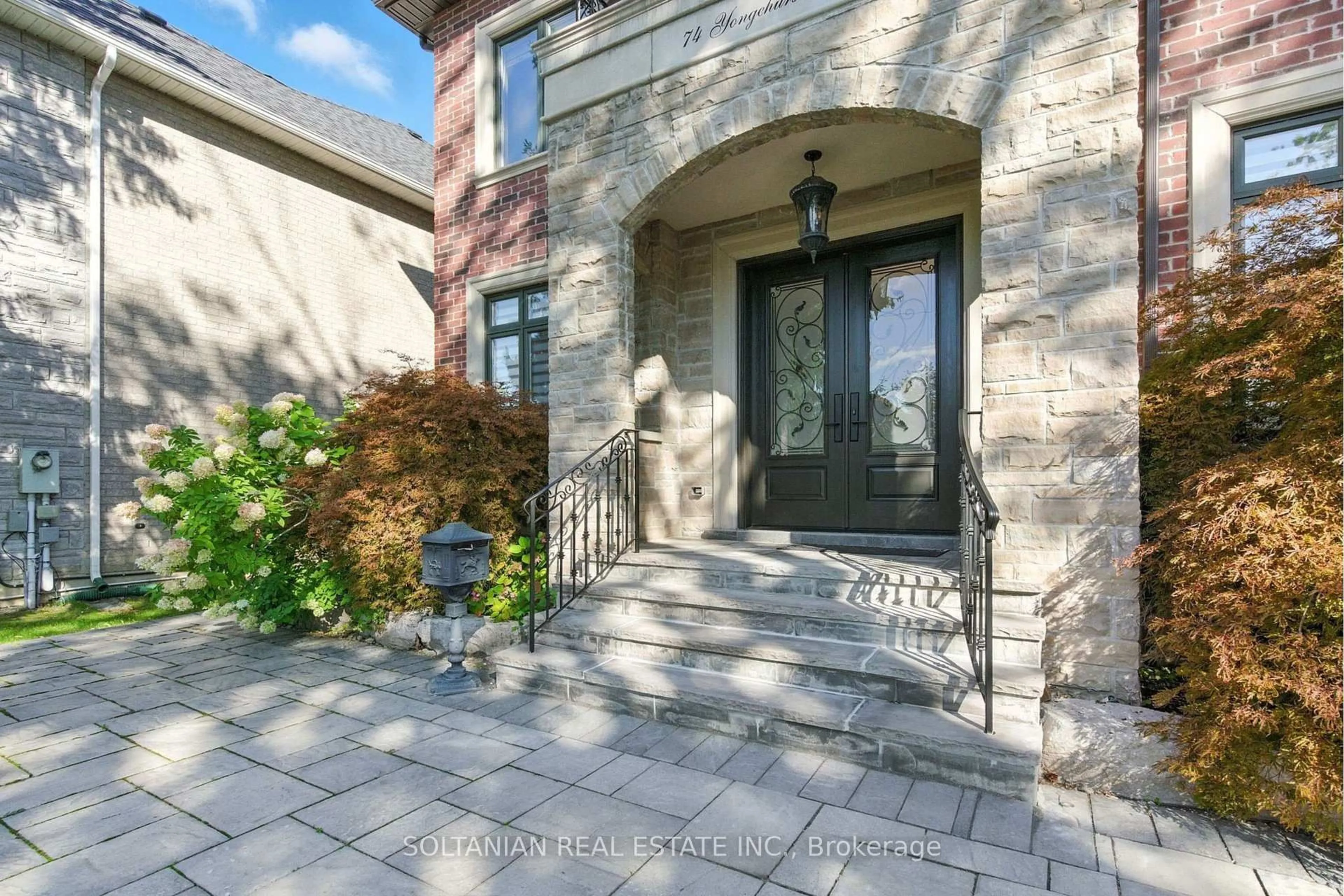 Unknown for 74 Yongehurst Rd, Richmond Hill Ontario L4C 3T2