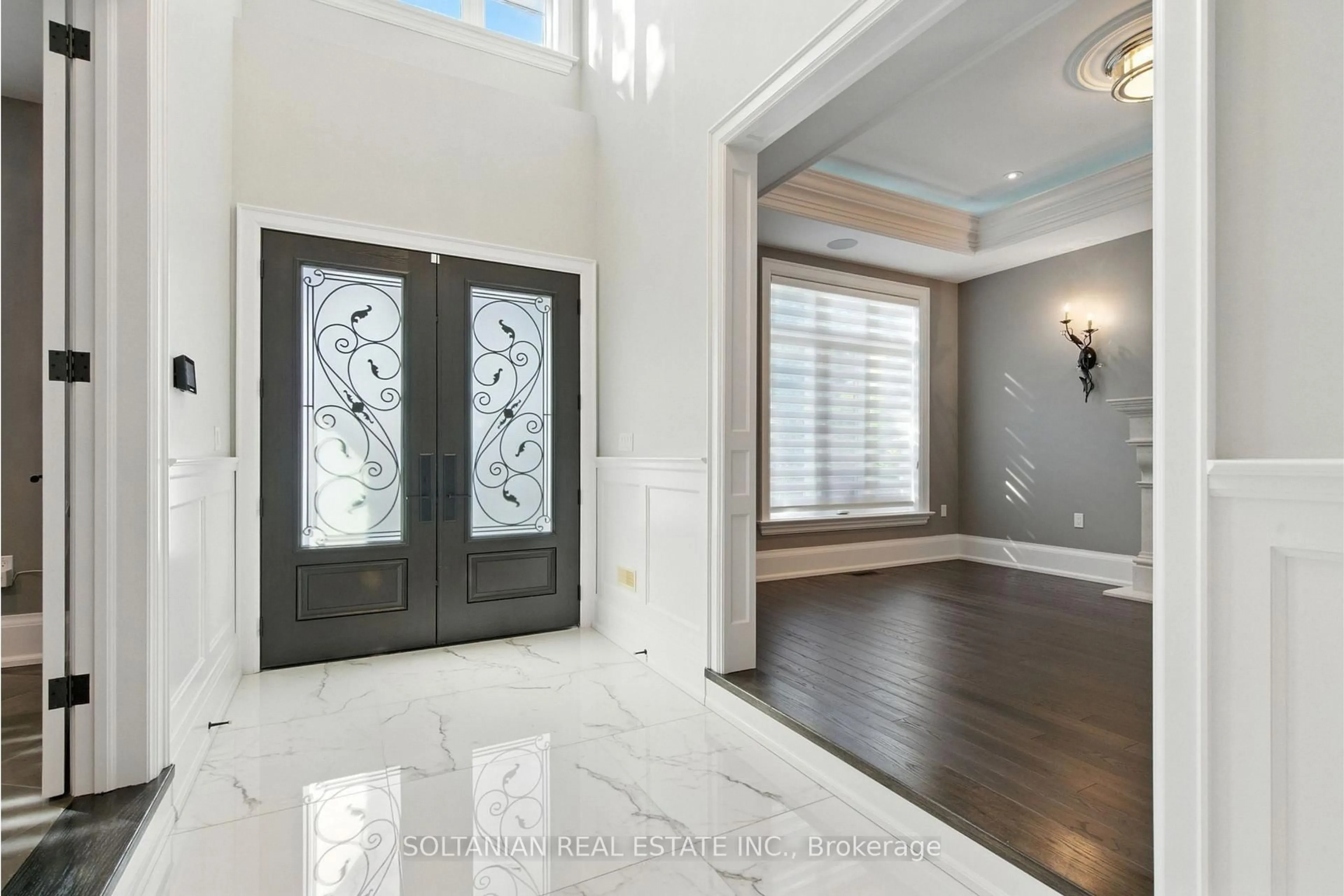 Indoor entryway for 74 Yongehurst Rd, Richmond Hill Ontario L4C 3T2