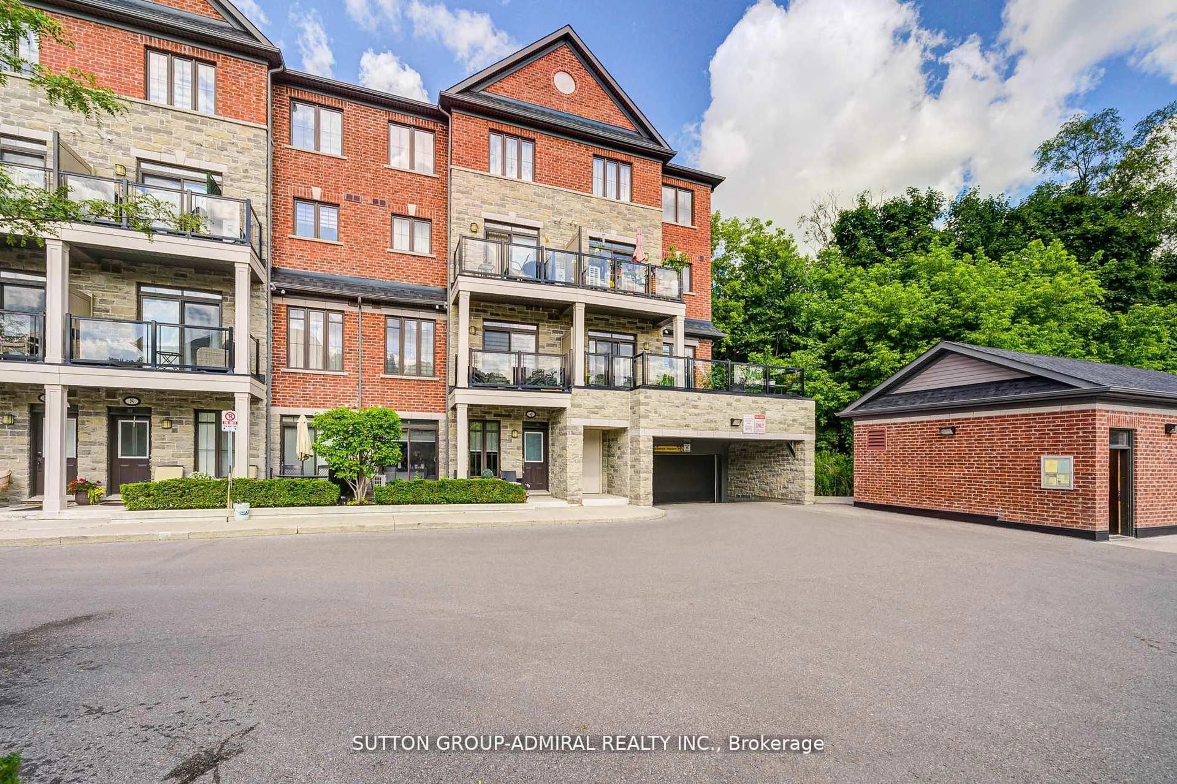 A pic from outside/outdoor area/front of a property/back of a property/a pic from drone, building for 196 Pine Grove Rd #3, Vaughan Ontario L4L 0H8