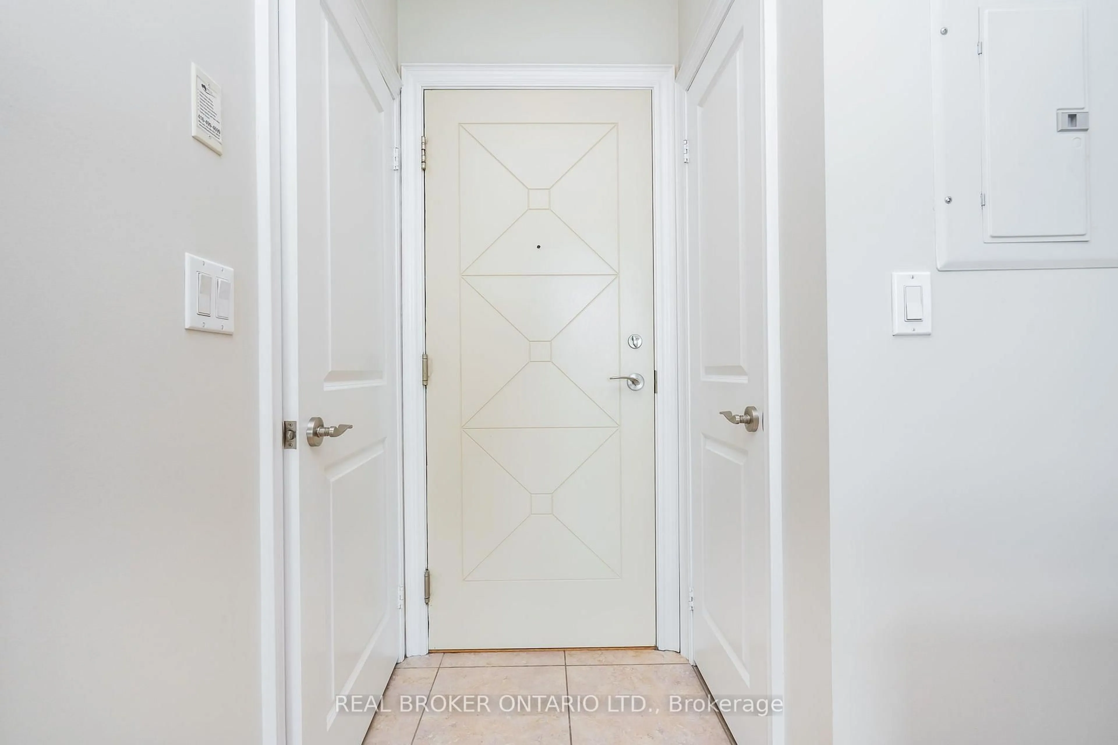 Indoor entryway for 18 Harding Blvd #PH208, Richmond Hill Ontario L4C 0T3