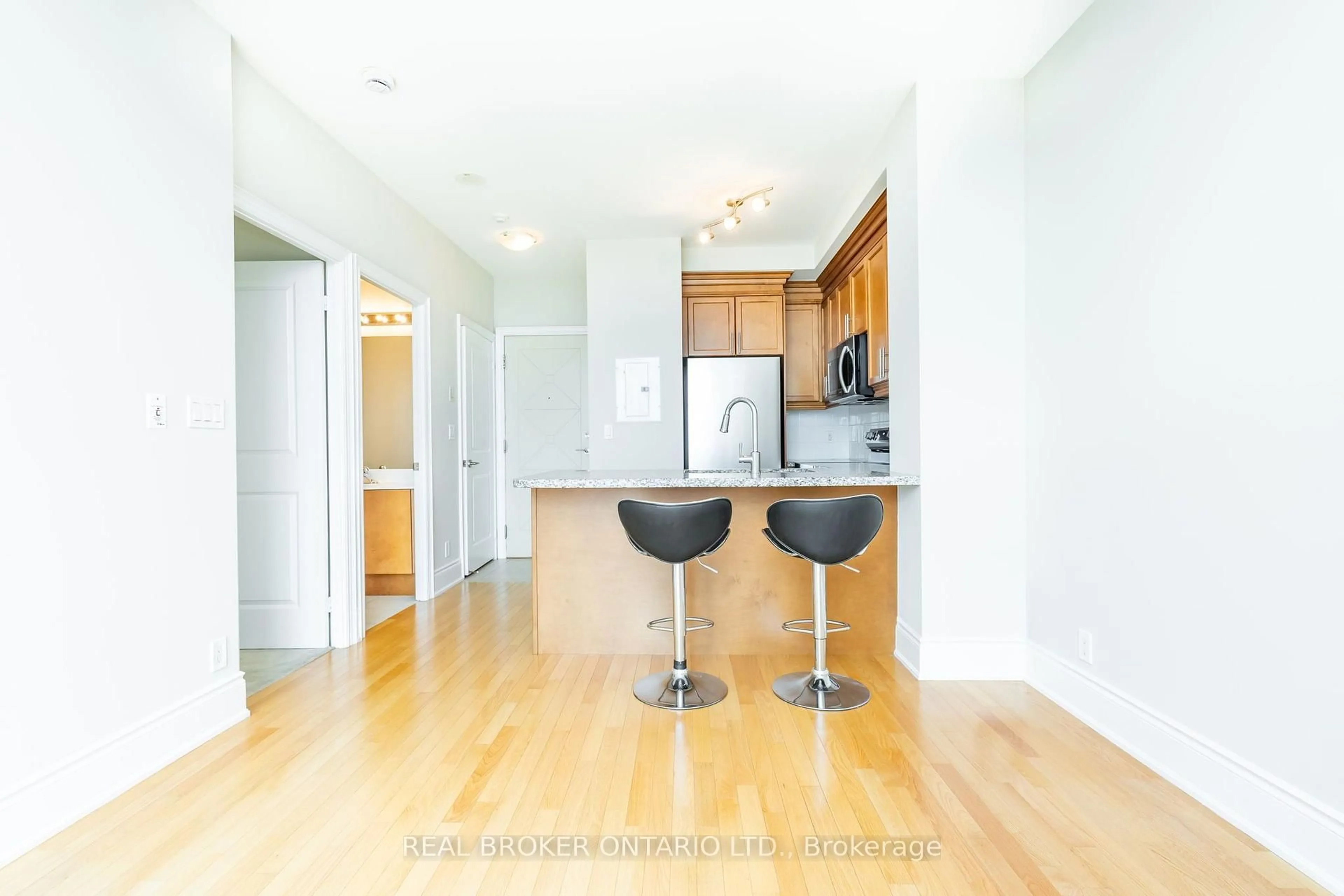Standard kitchen, wood/laminate floor for 18 Harding Blvd #PH208, Richmond Hill Ontario L4C 0T3
