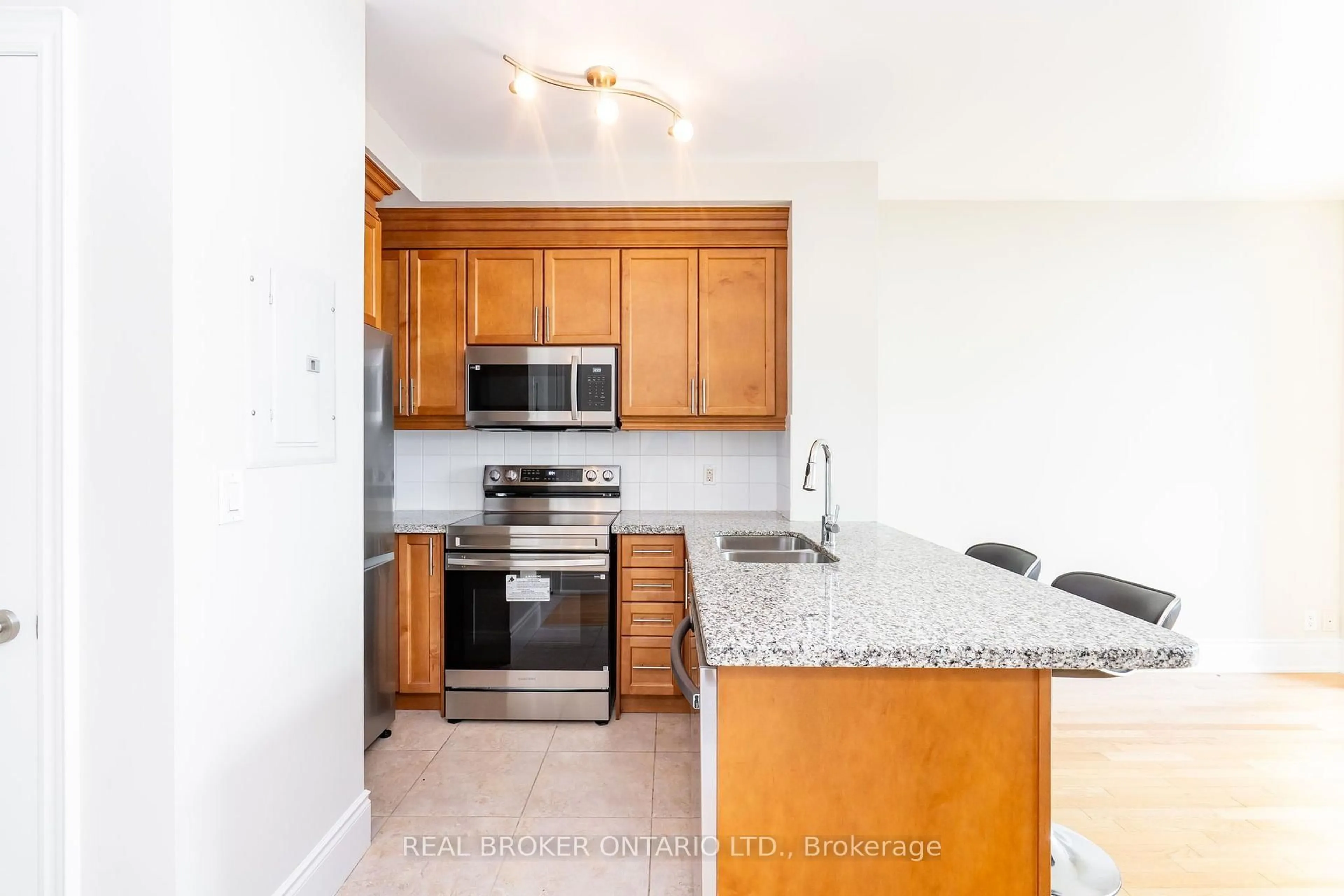 Standard kitchen, unknown for 18 Harding Blvd #PH208, Richmond Hill Ontario L4C 0T3