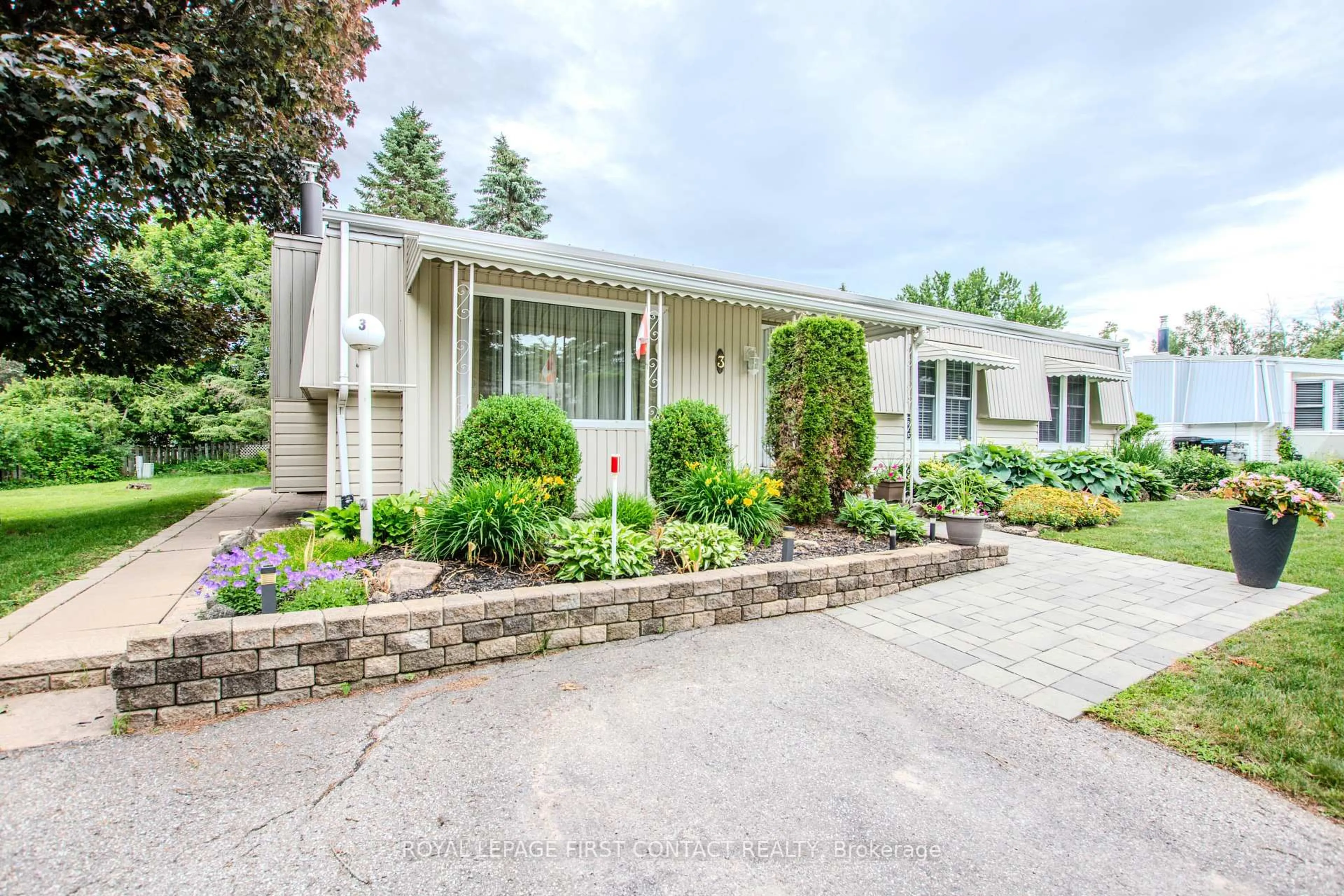 Home with vinyl exterior material, street for 3 Honeysuckle Lane, Innisfil Ontario L9S 1M5