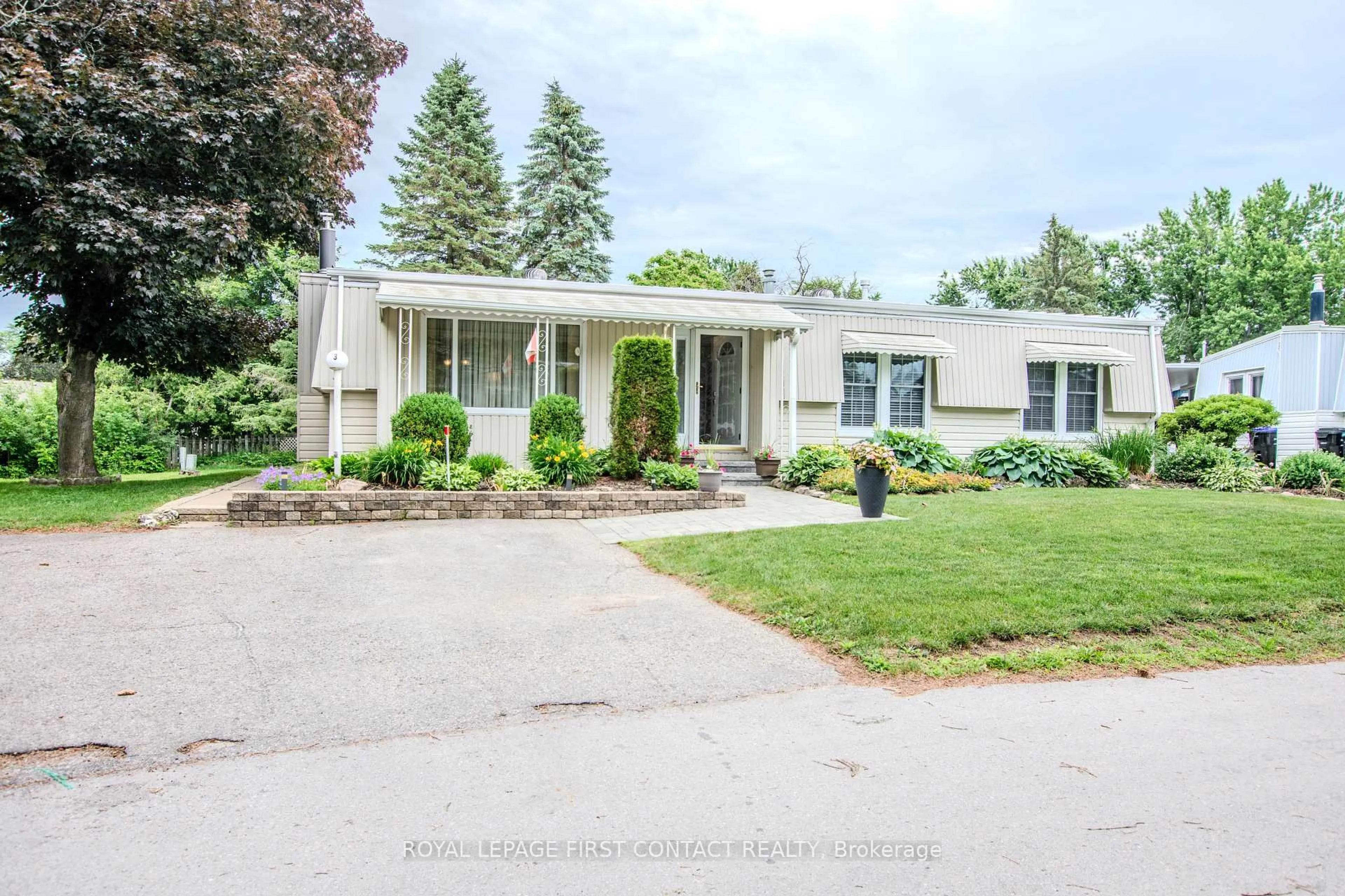 Home with vinyl exterior material, street for 3 Honeysuckle Lane, Innisfil Ontario L9S 1M5