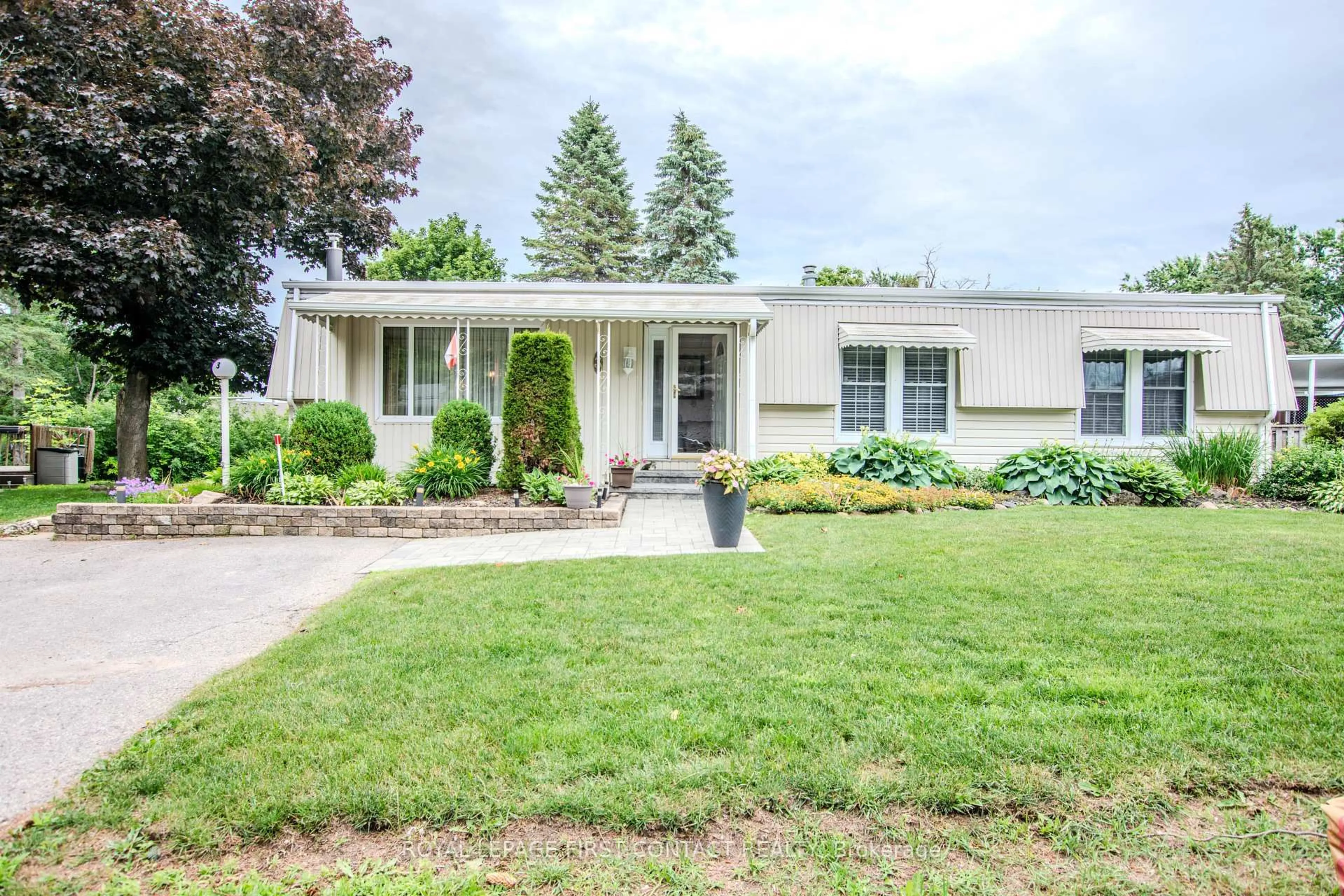 Home with vinyl exterior material, street for 3 Honeysuckle Lane, Innisfil Ontario L9S 1M5