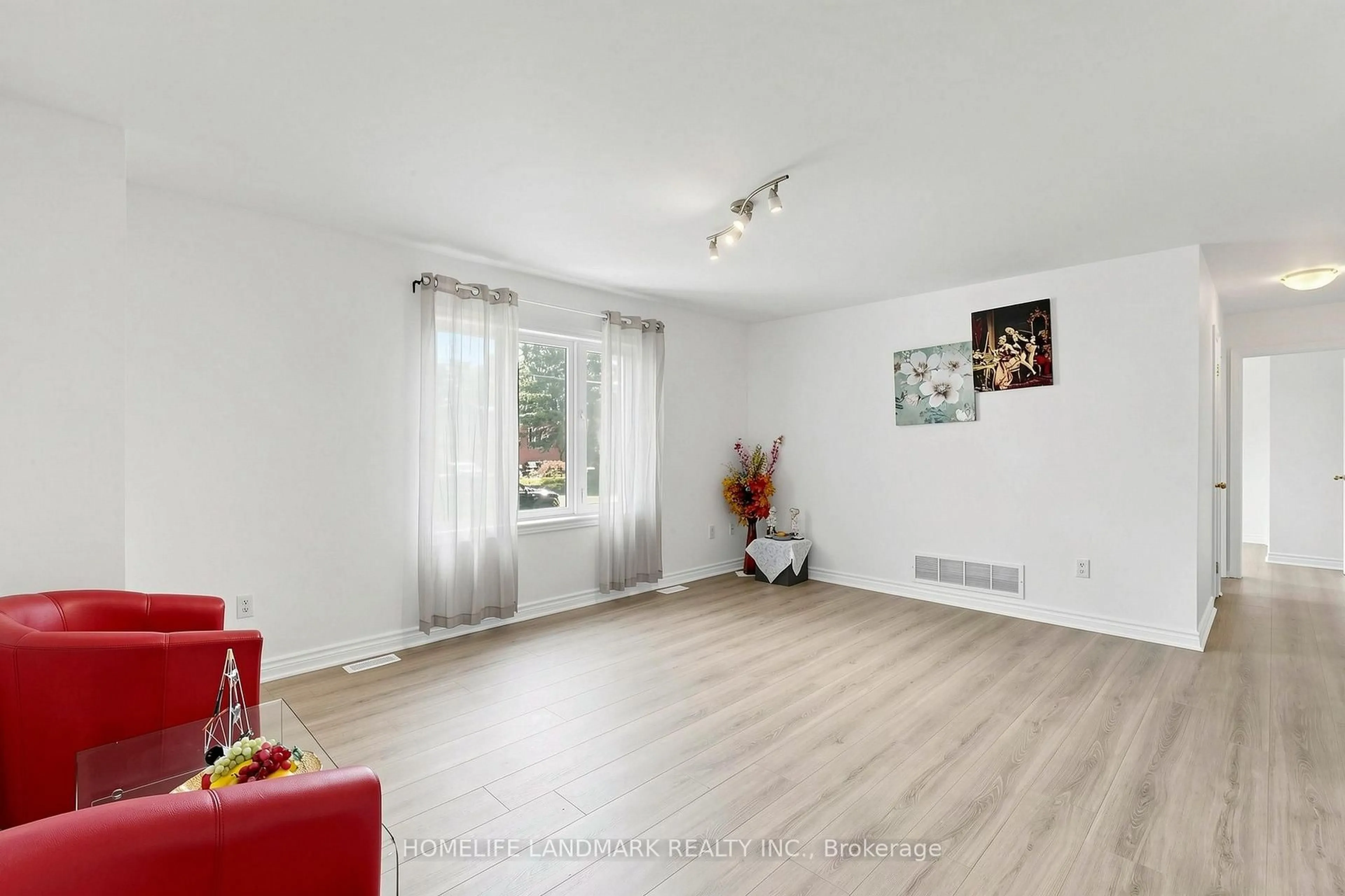 Living room with furniture, unknown for 328 Winnifred Dr, Georgina Ontario L4P 3B5