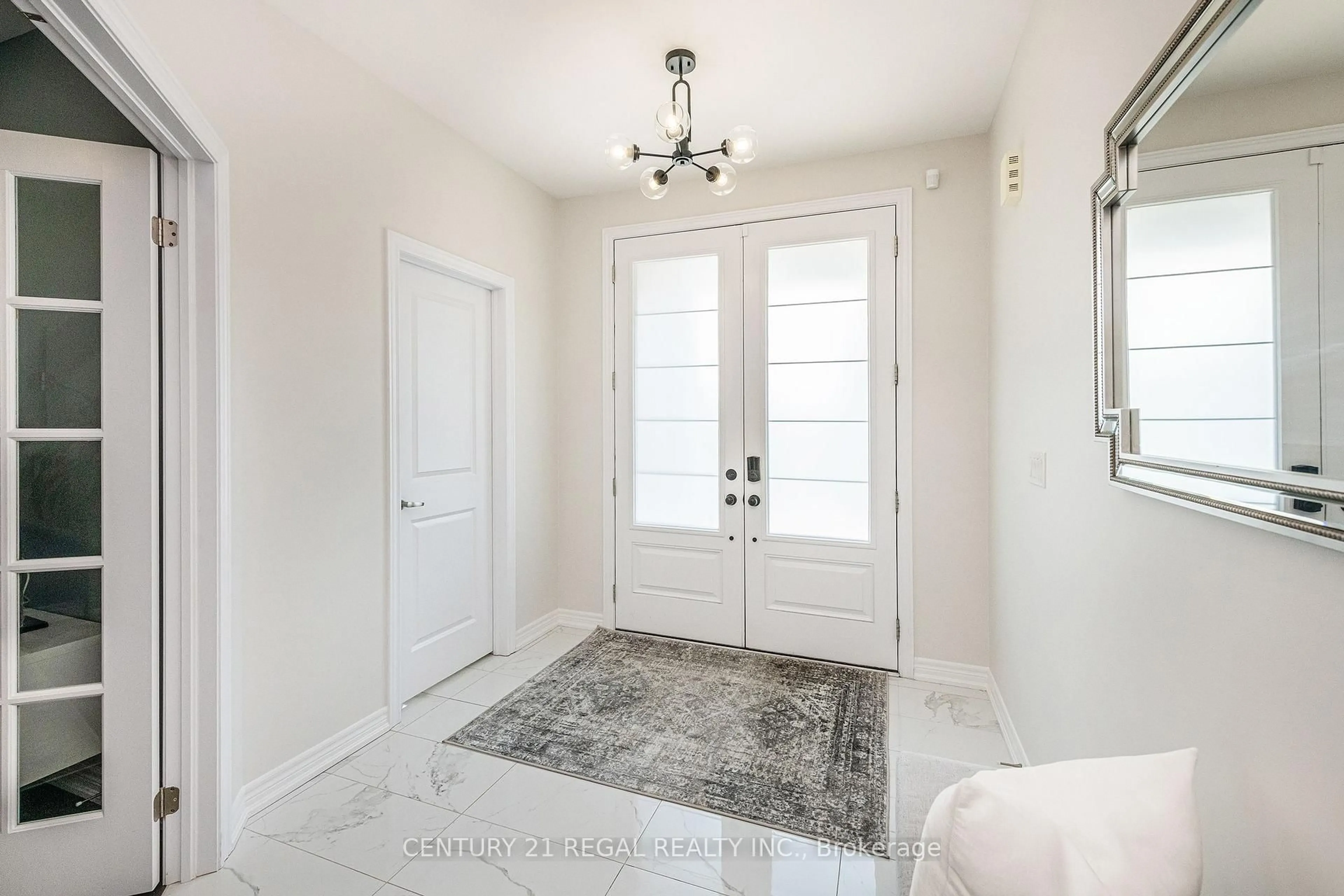 Indoor entryway for 1428 Lawson St, Innisfil Ontario L9S 0N7