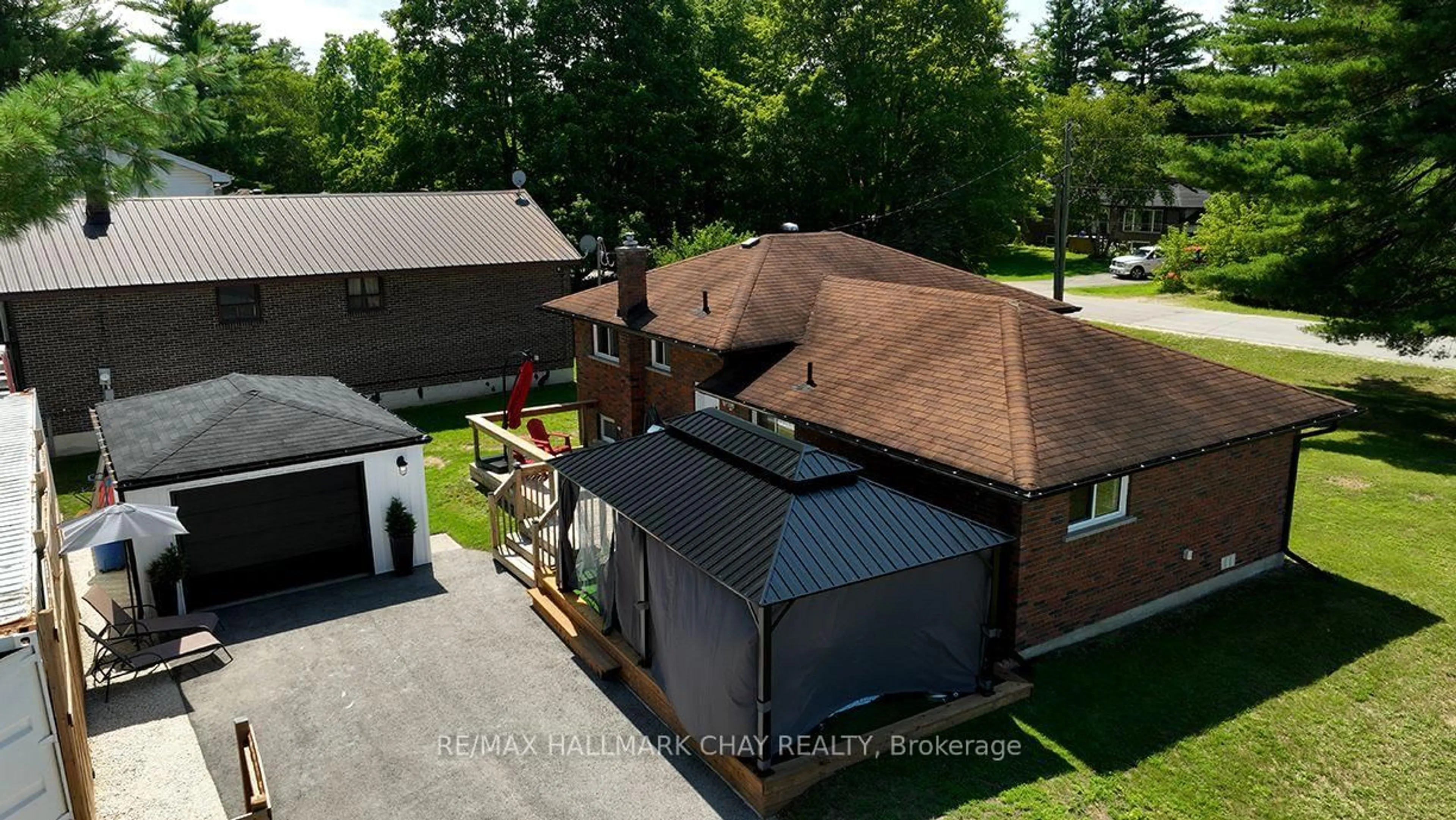 A pic from outside/outdoor area/front of a property/back of a property/a pic from drone, street for 29 Lee Ave, Essa Ontario L0M 1B0