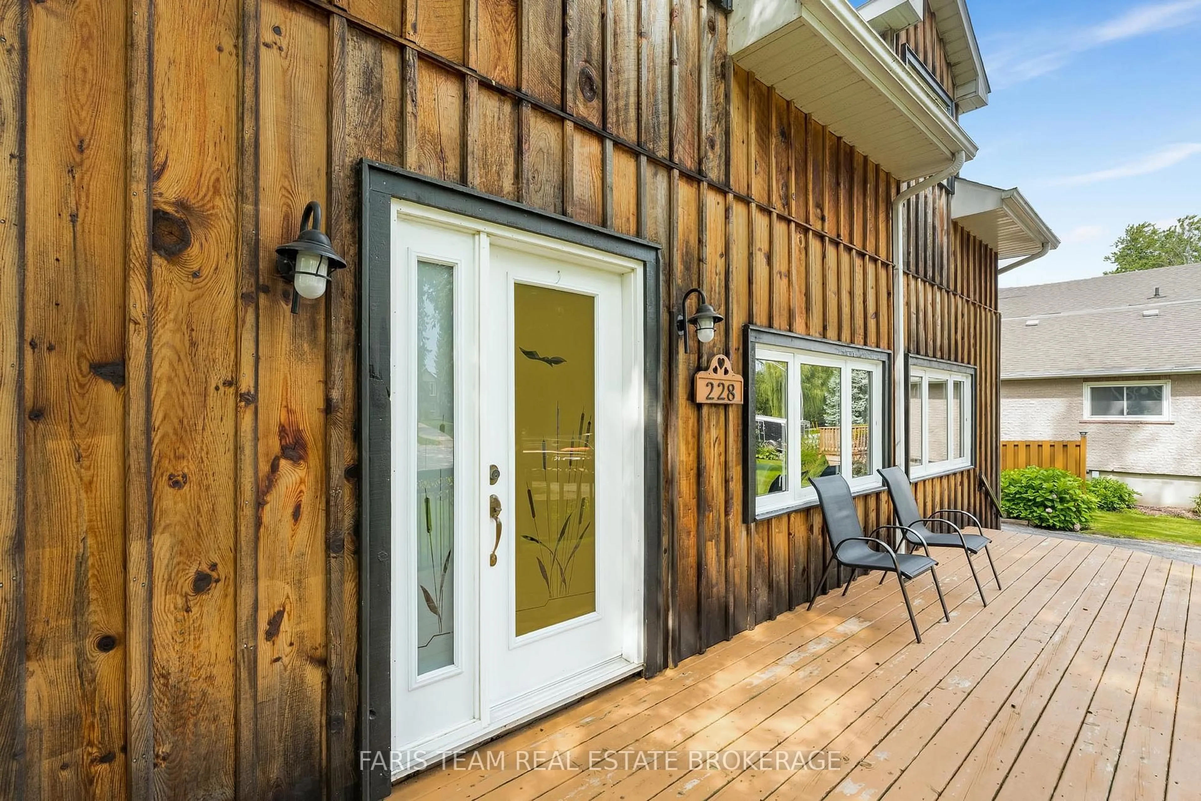 Indoor entryway for 228 Bayshore Rd, Innisfil Ontario L0L 1K0