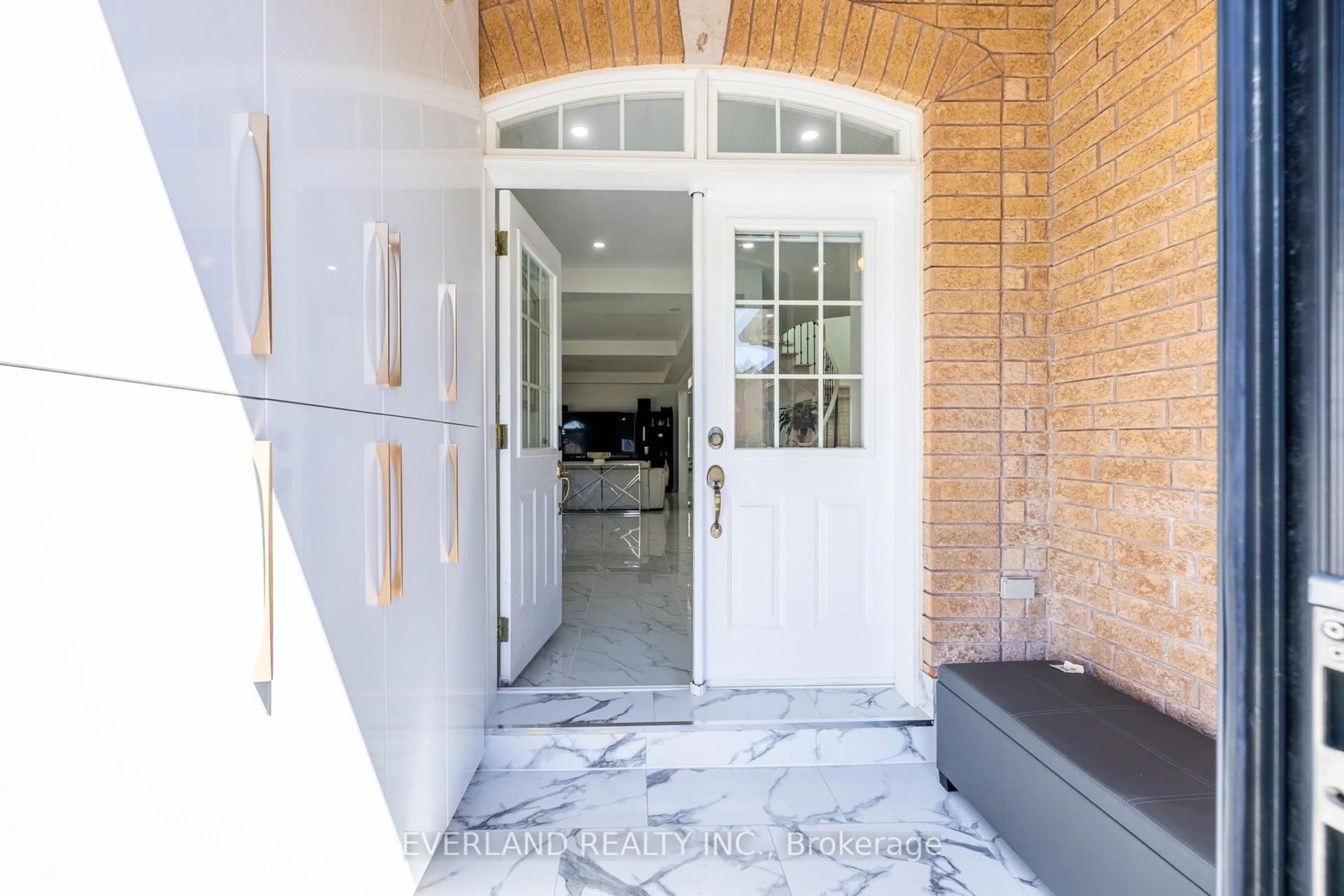 Indoor entryway for 10 Megarry Crt, Richmond Hill Ontario L4S 2S3