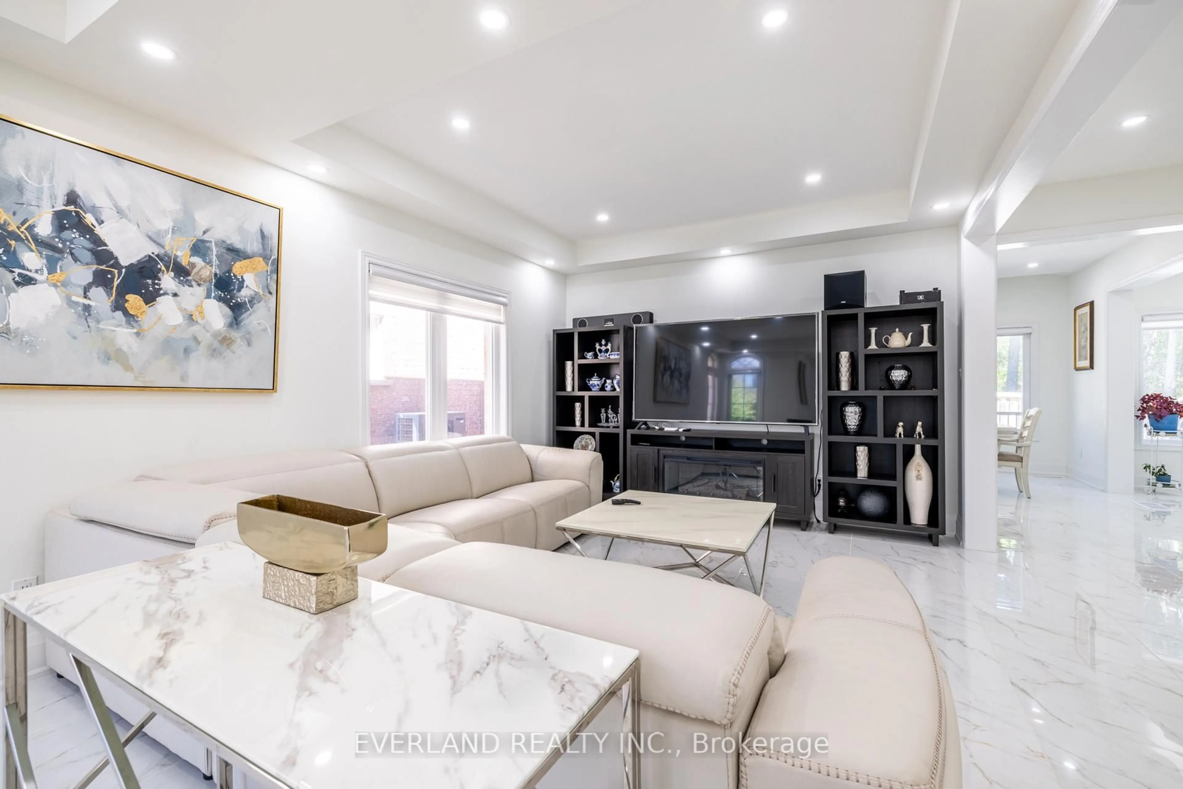 Living room with furniture, ceramic/tile floor for 10 Megarry Crt, Richmond Hill Ontario L4S 2S3