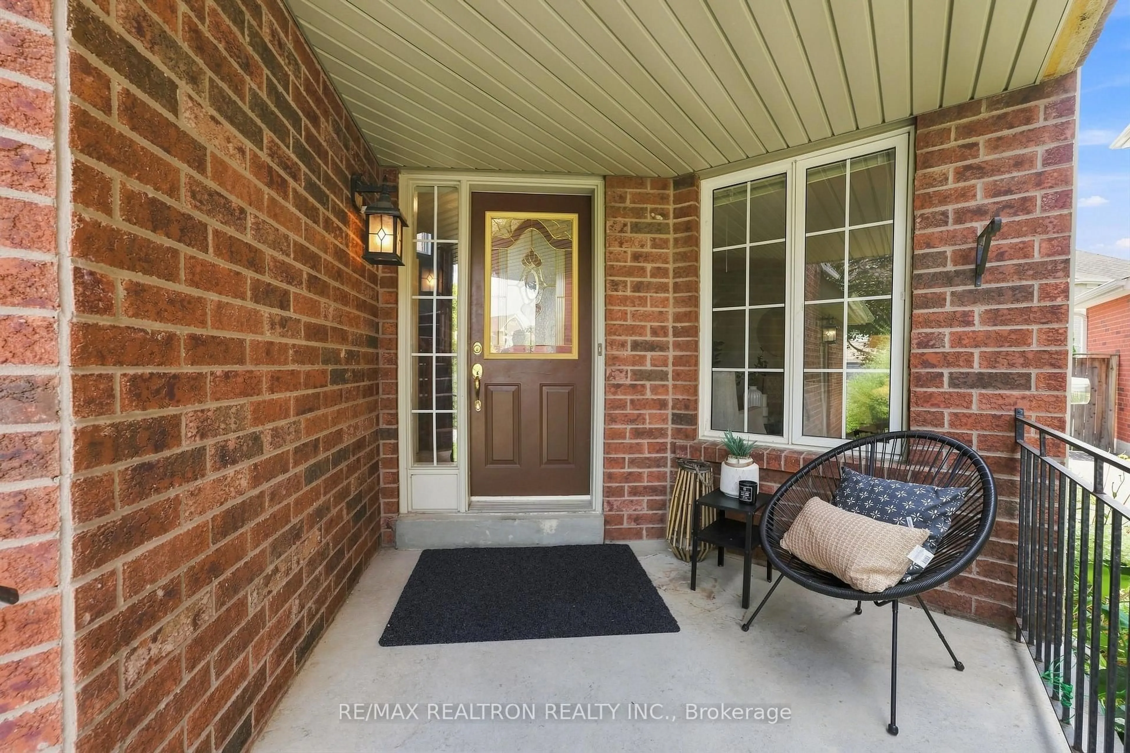 Indoor entryway for 416 Heddle Cres, Newmarket Ontario L3X 2J2