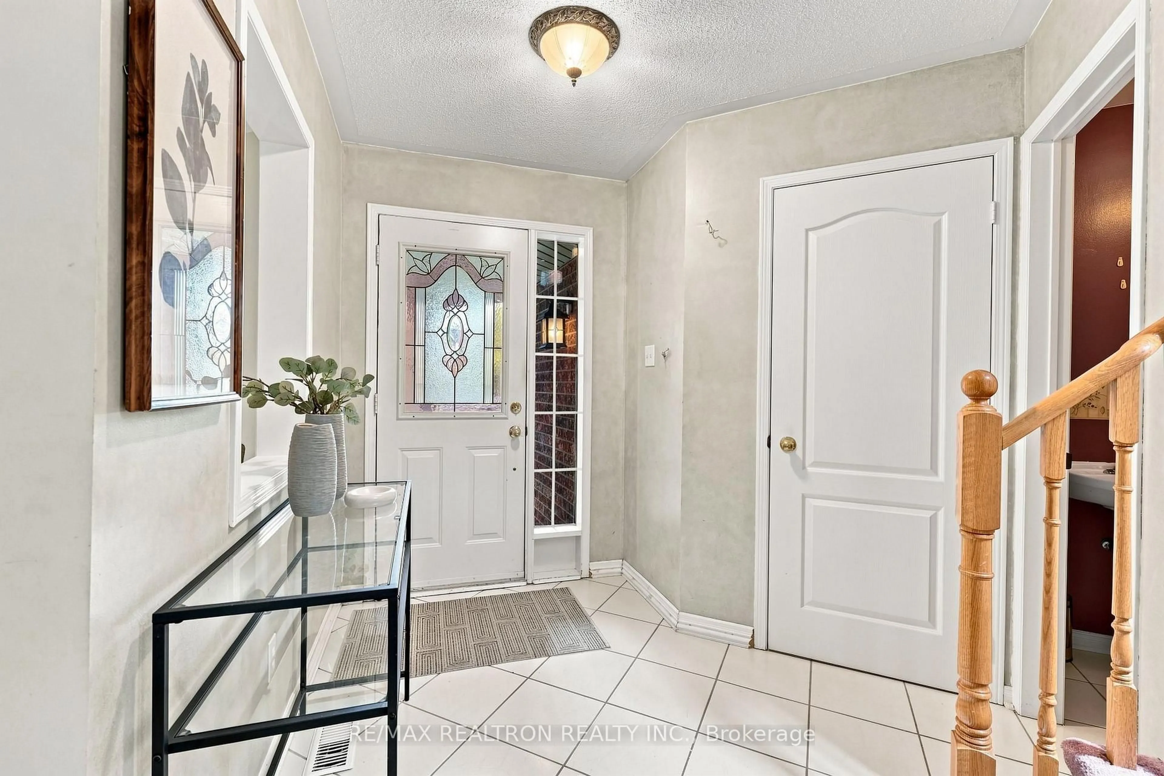 Indoor entryway for 416 Heddle Cres, Newmarket Ontario L3X 2J2
