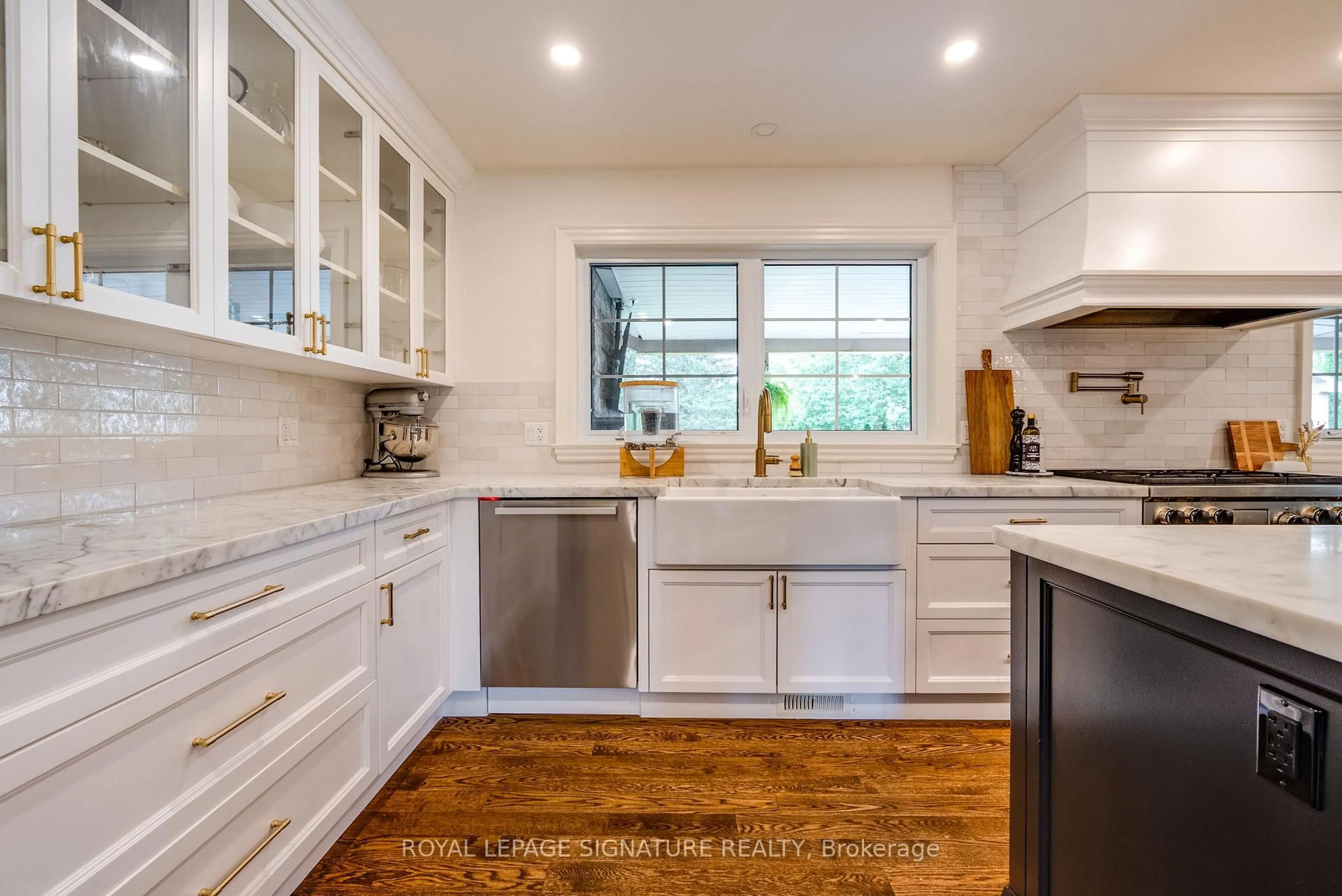 Open concept kitchen, ceramic/tile floor for 33 Campbell Dr, Uxbridge Ontario L9P 1R5