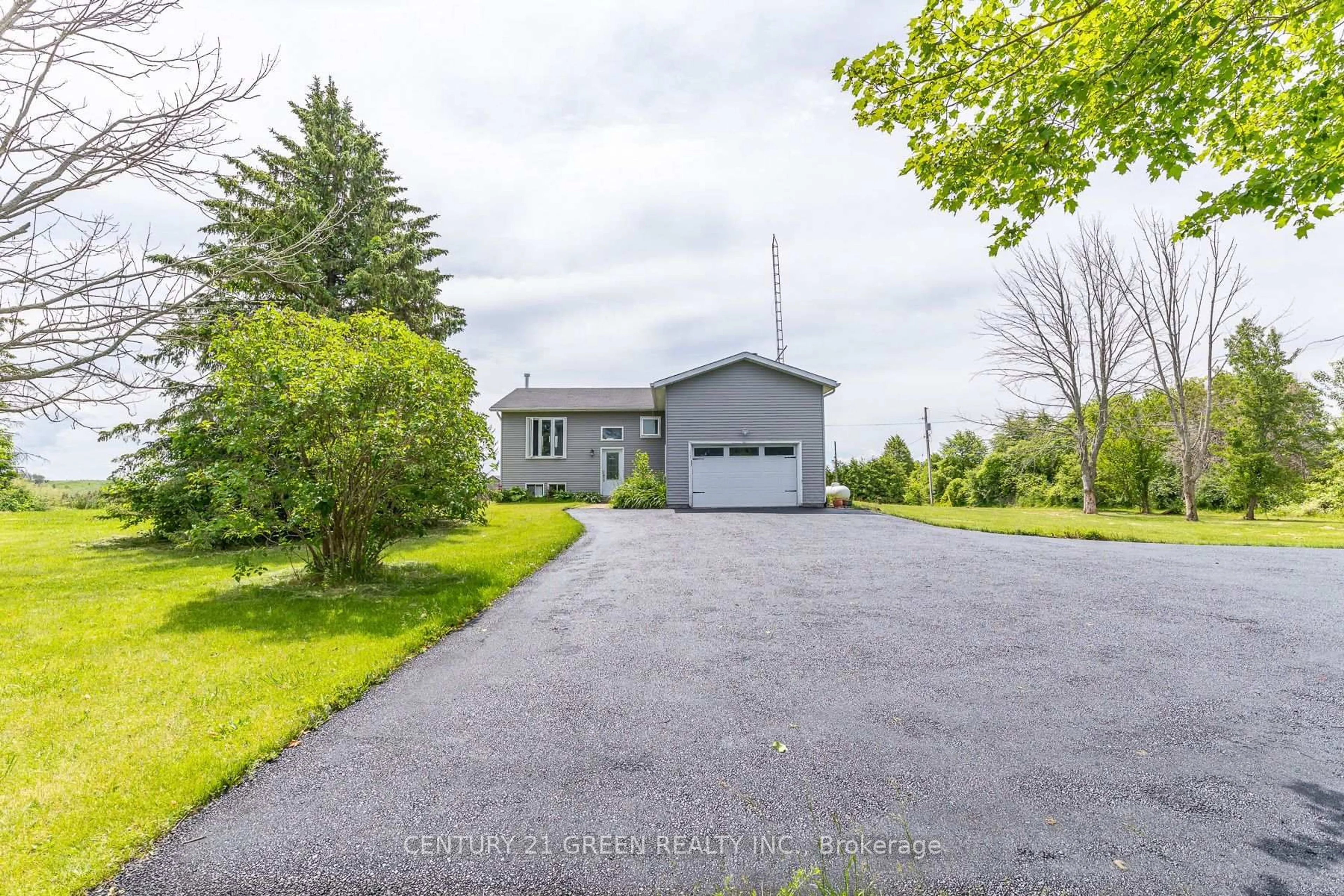 A pic from outside/outdoor area/front of a property/back of a property/a pic from drone, street for 7265 Old Homestead Rd, Georgina Ontario L0E 1N0