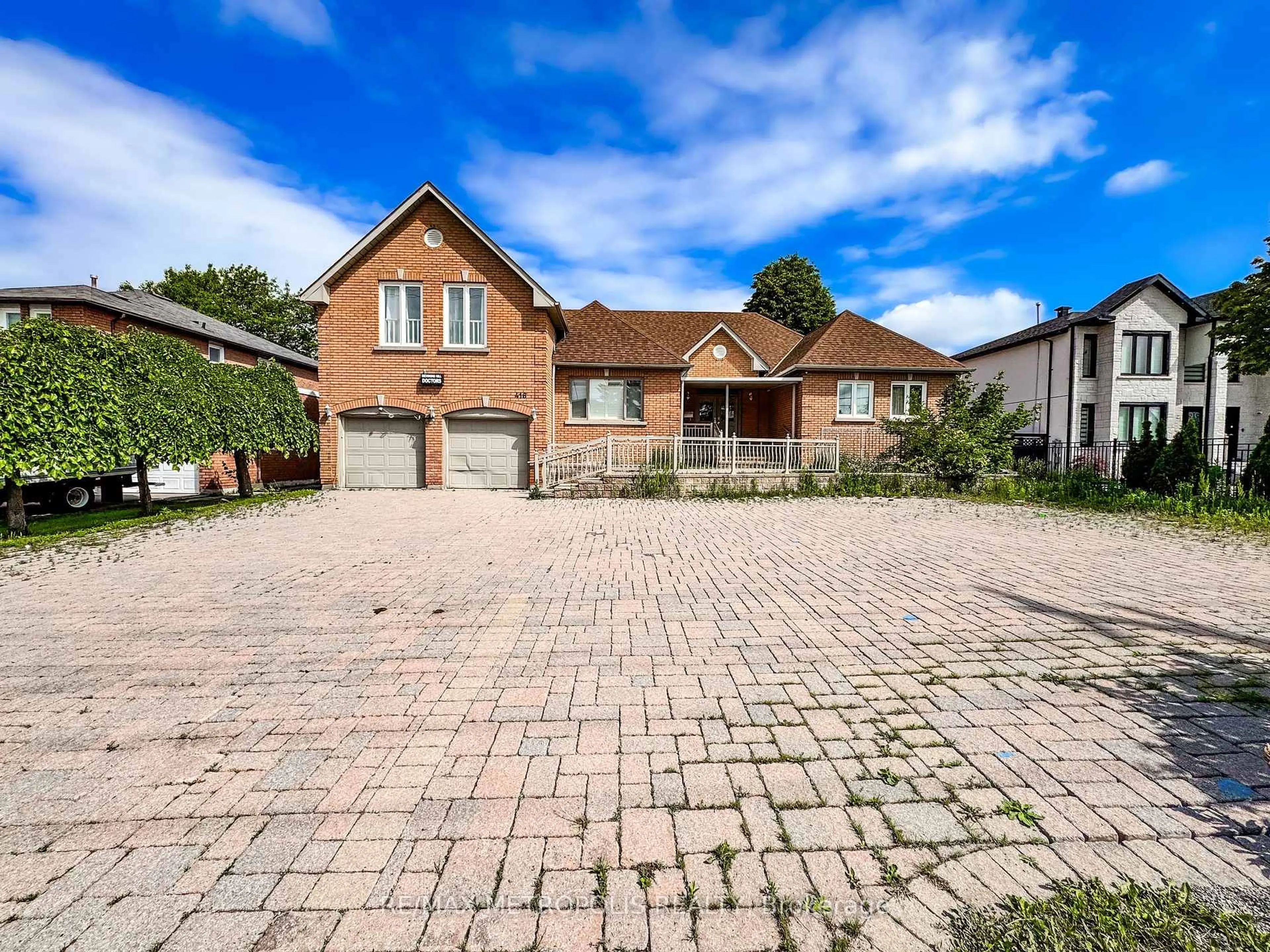 A pic from outside/outdoor area/front of a property/back of a property/a pic from drone, street for 416 Elgin Mills Rd, Richmond Hill Ontario L4C 4M2