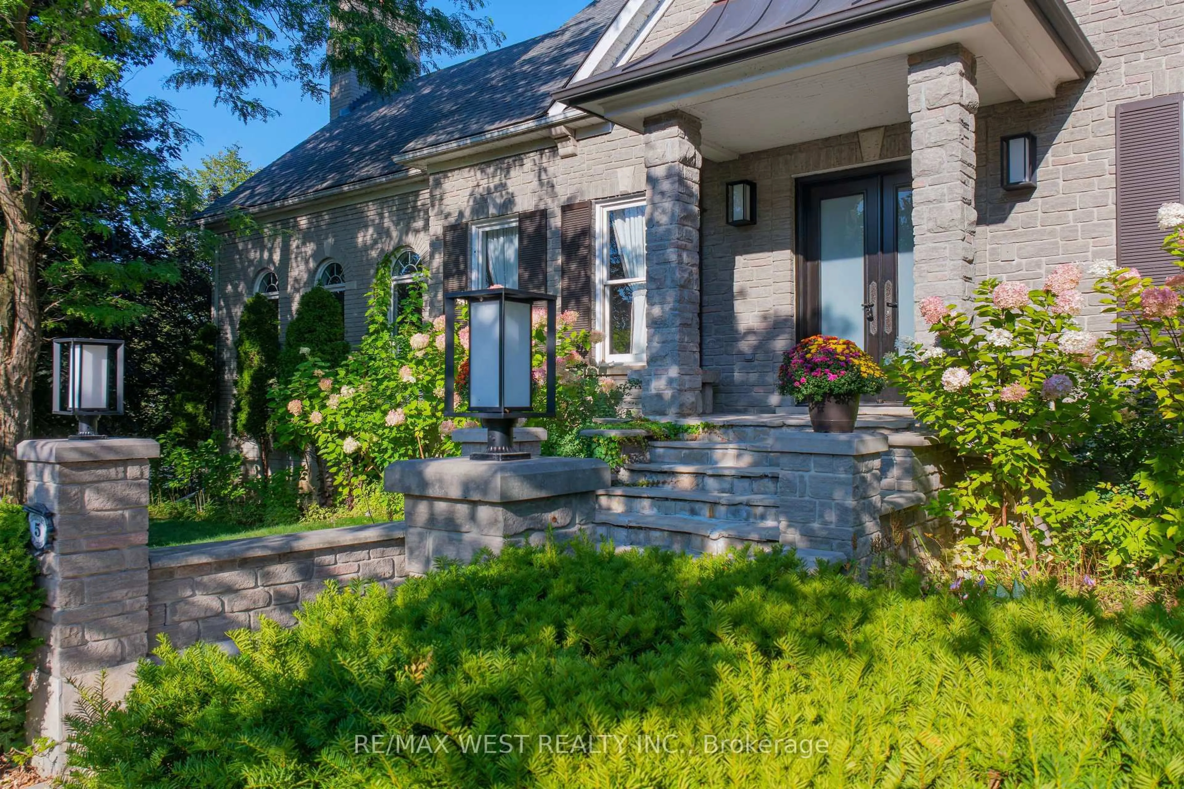 Unknown for 5 Humberview Dr, Vaughan Ontario L4H 1B1