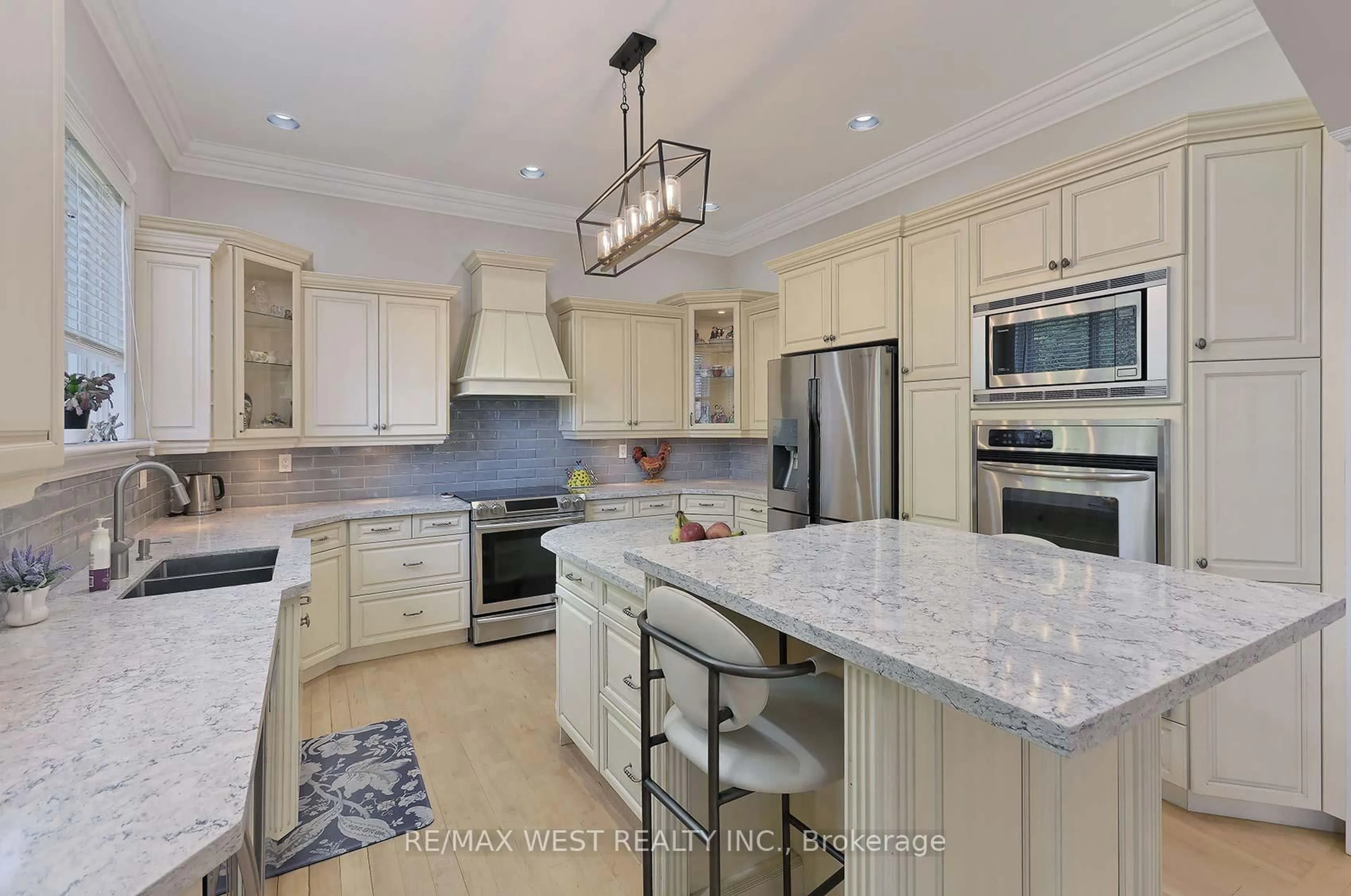 Open concept kitchen, ceramic/tile floor for 5 Humberview Dr, Vaughan Ontario L4H 1B1