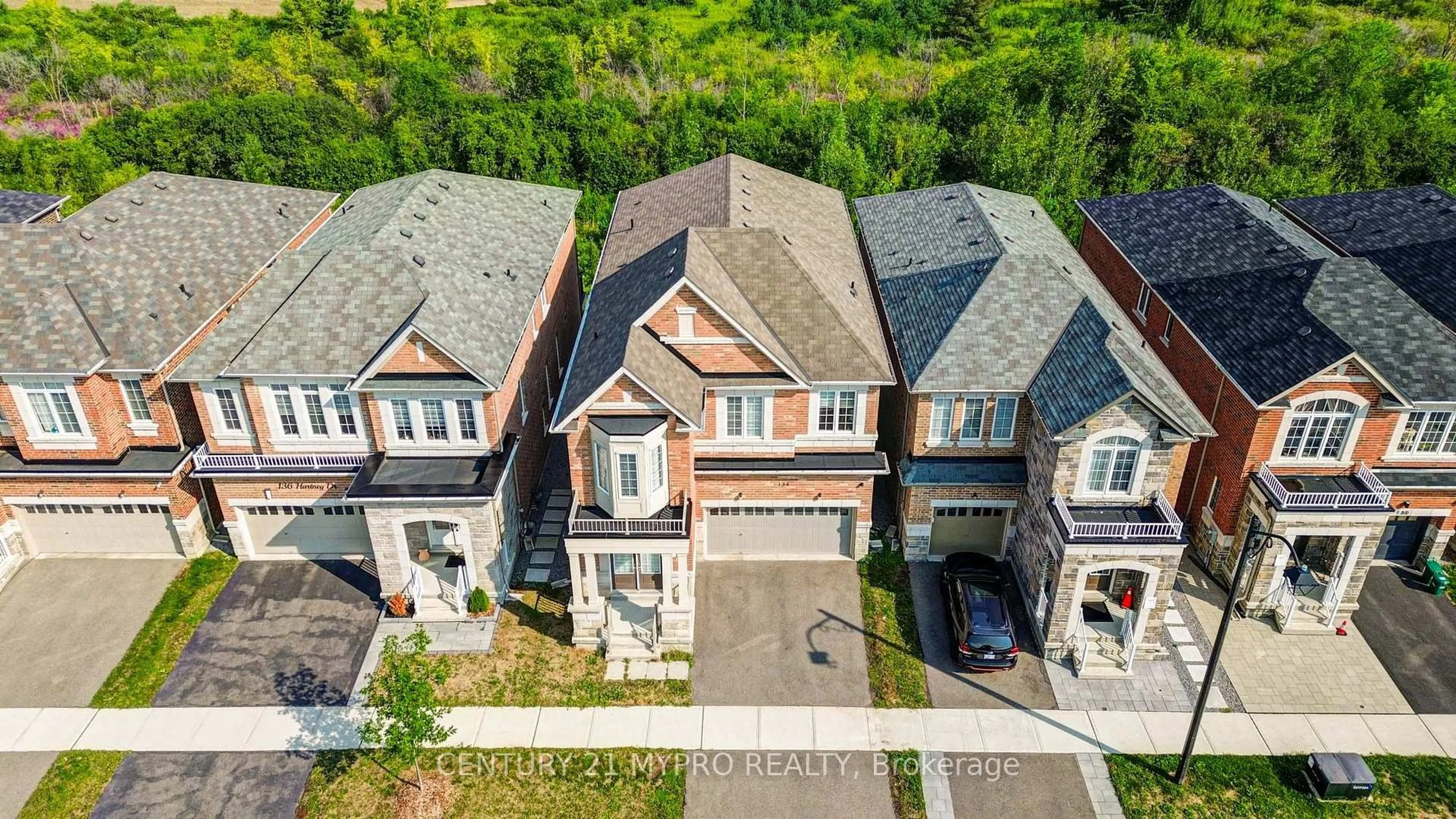 A pic from outside/outdoor area/front of a property/back of a property/a pic from drone, street for 134 Hartney Dr, Richmond Hill Ontario L4S 1N2