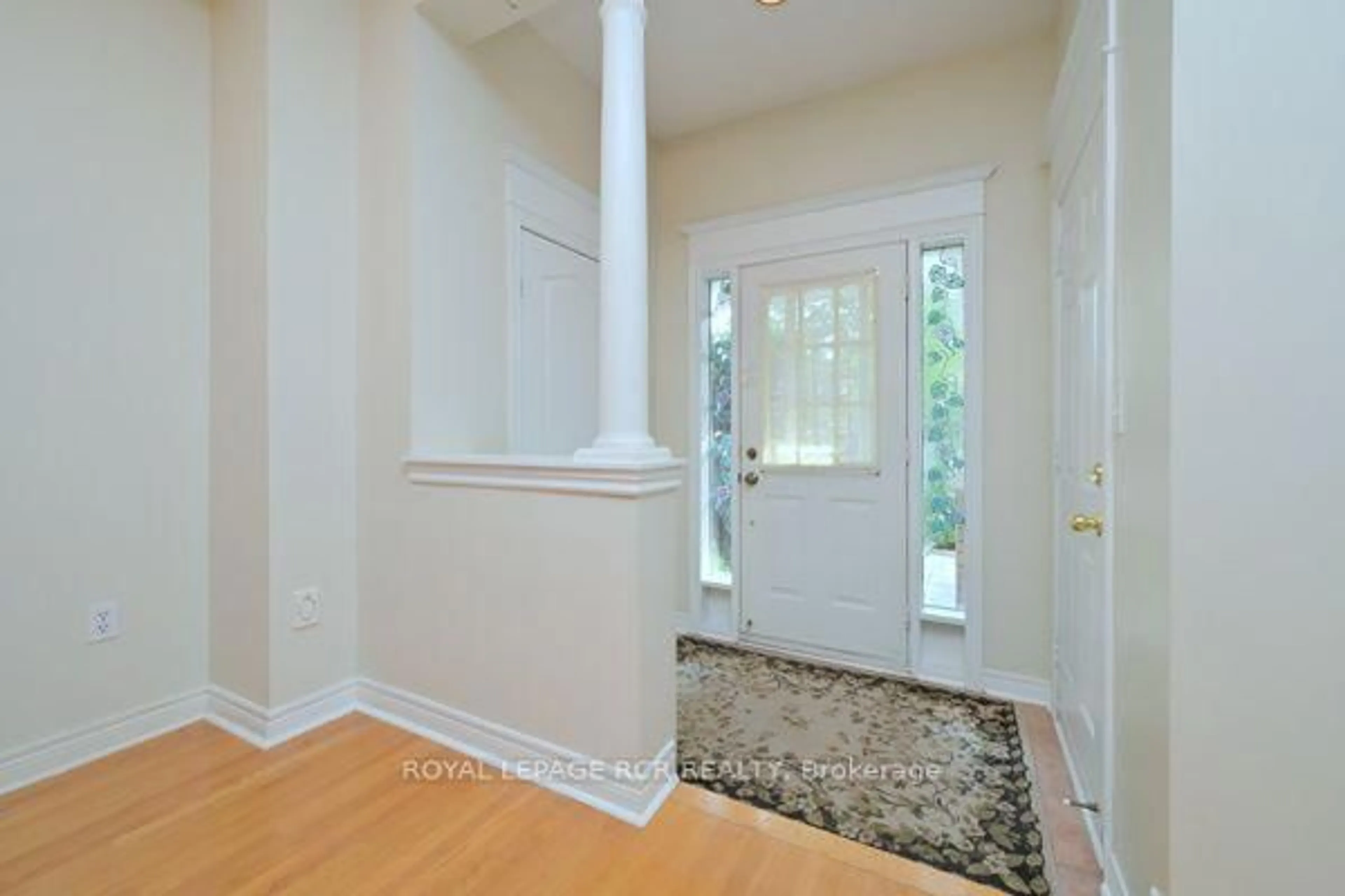 Indoor entryway for 251 Denise Circ, Newmarket Ontario L3X 2K1