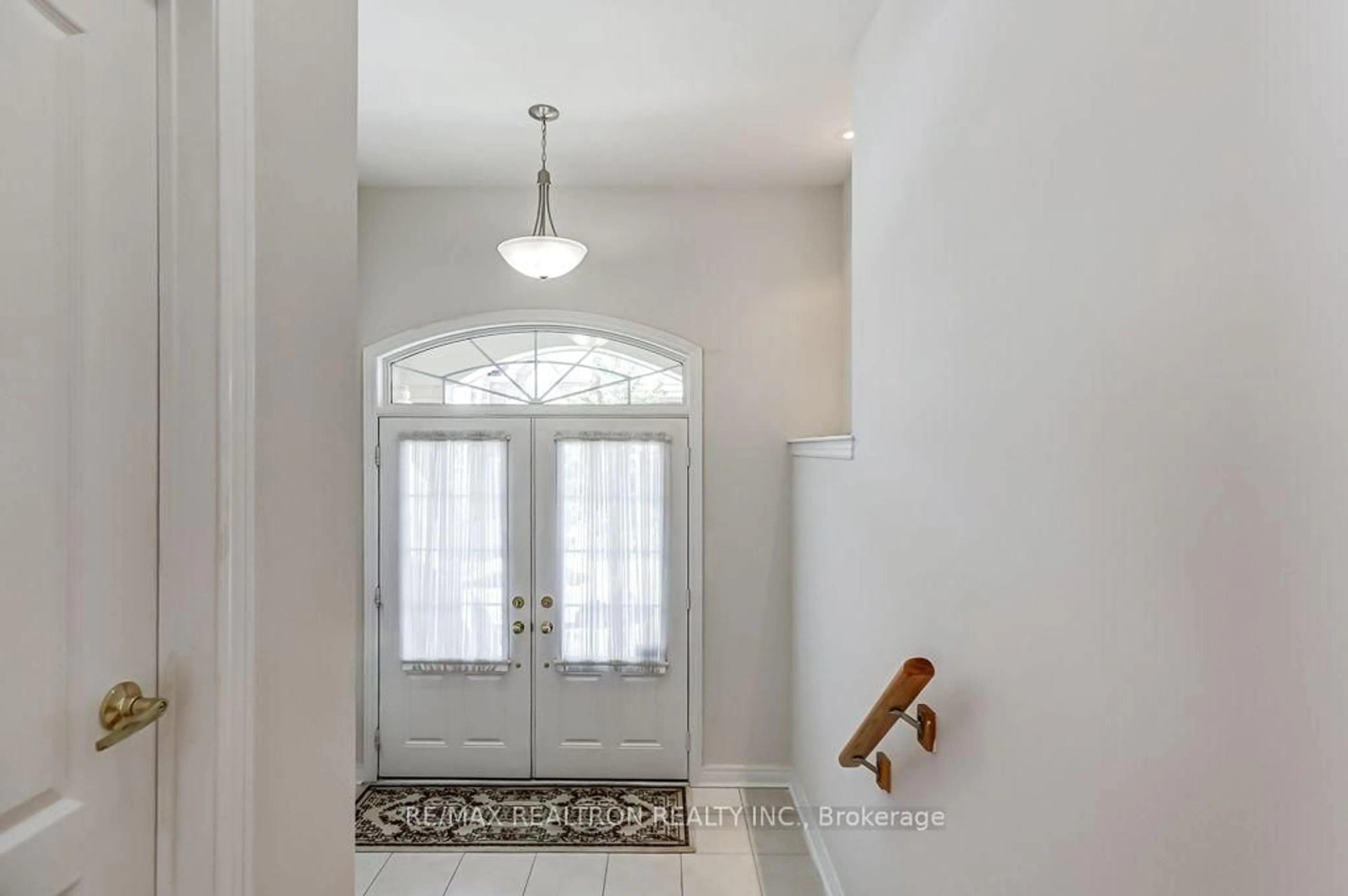 Indoor entryway for 45 Philip Brown Ave, Whitchurch-Stouffville Ontario L4A 1S7