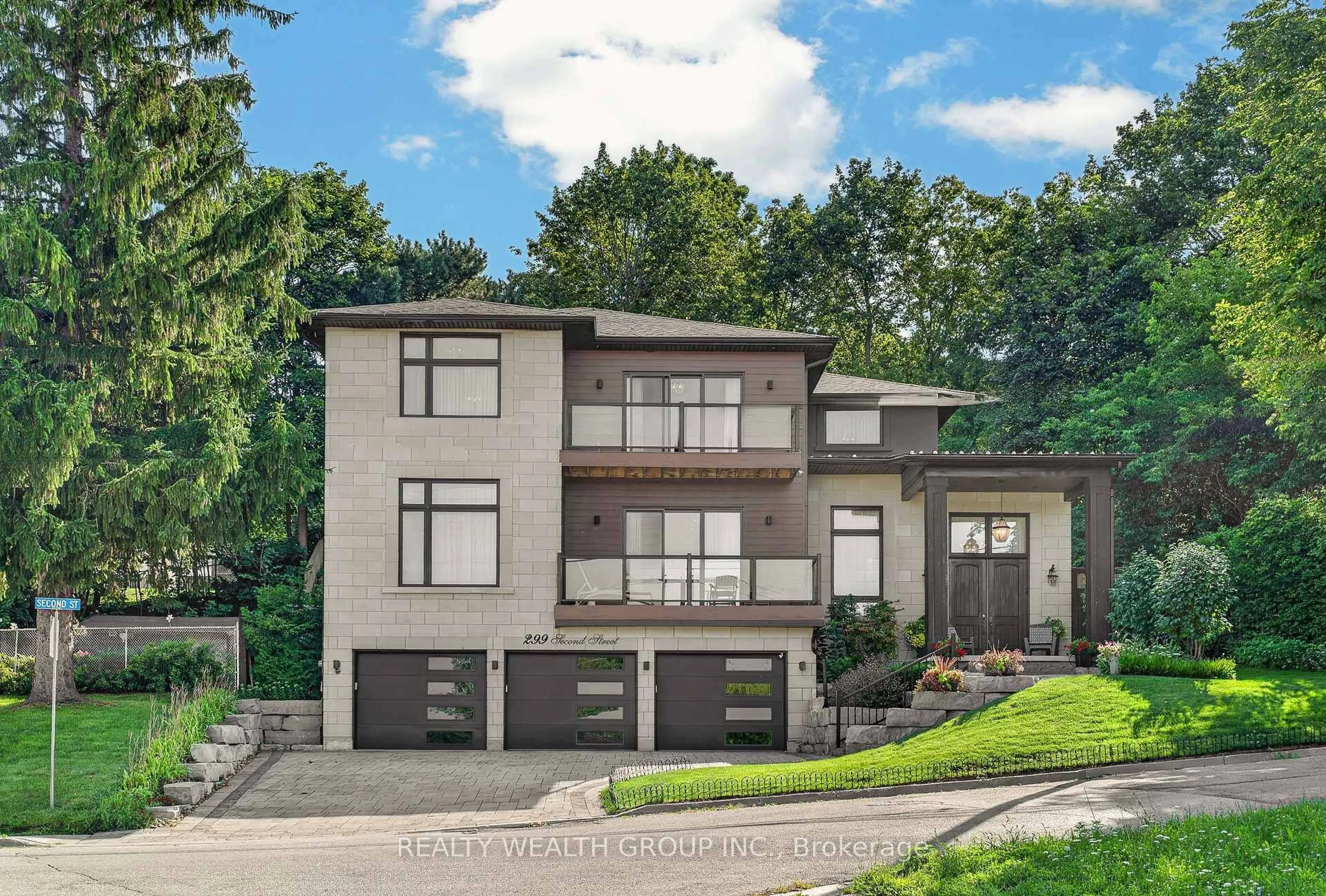 Home with brick exterior material, street for 299 Second St, Newmarket Ontario L3Y 3W5