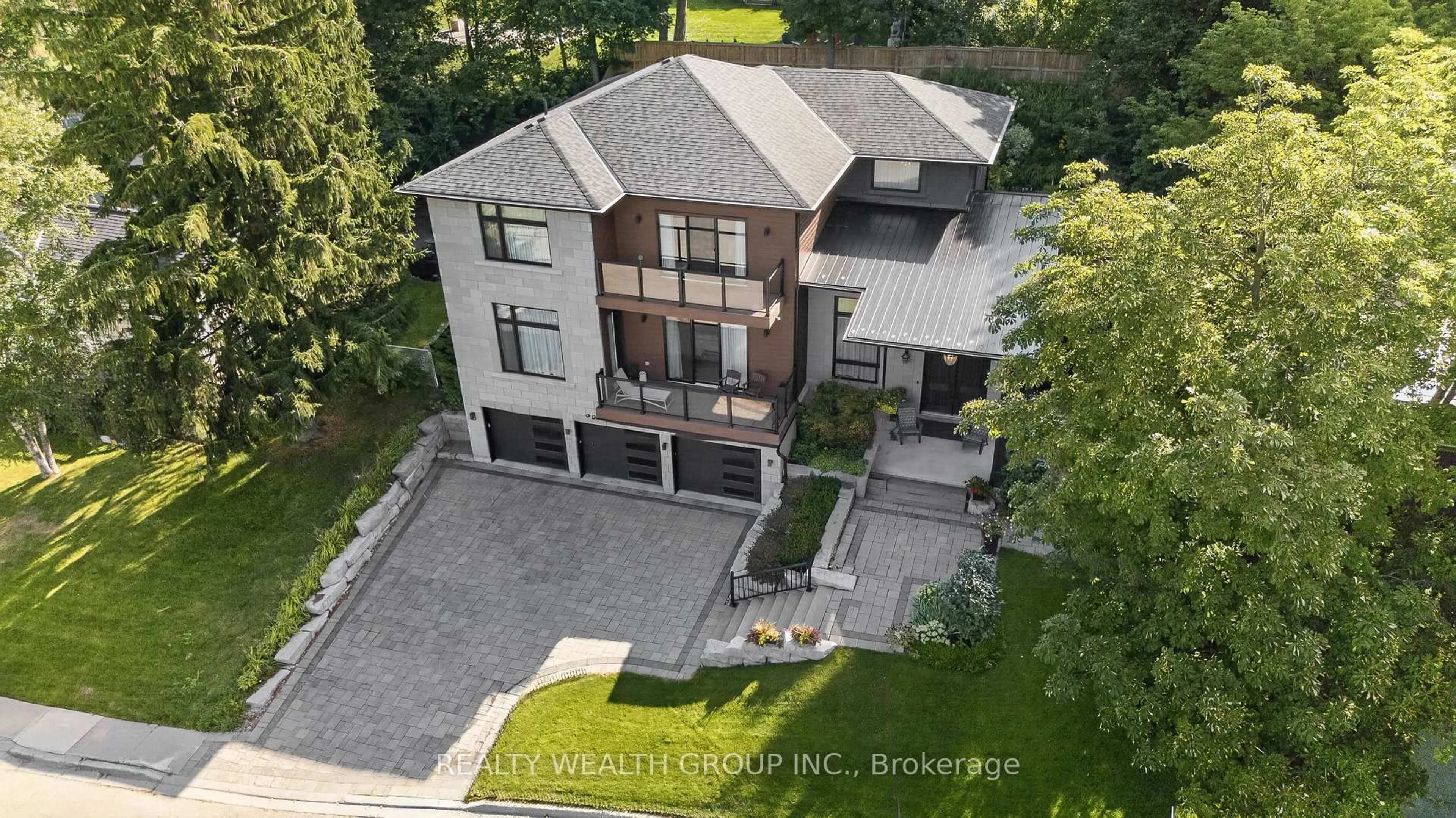 A pic from outside/outdoor area/front of a property/back of a property/a pic from drone, unknown for 299 Second St, Newmarket Ontario L3Y 3W5