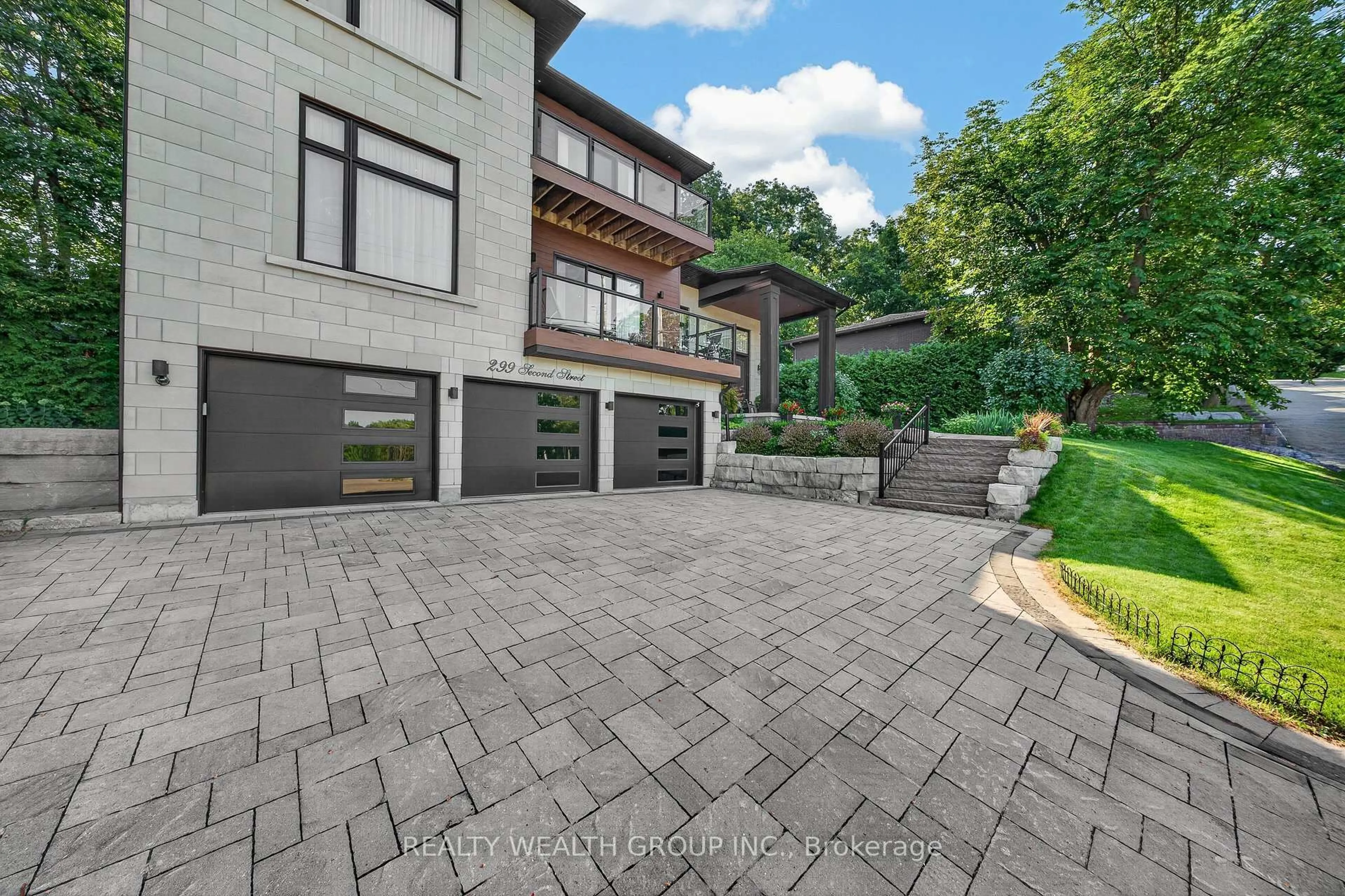 Home with brick exterior material, street for 299 Second St, Newmarket Ontario L3Y 3W5