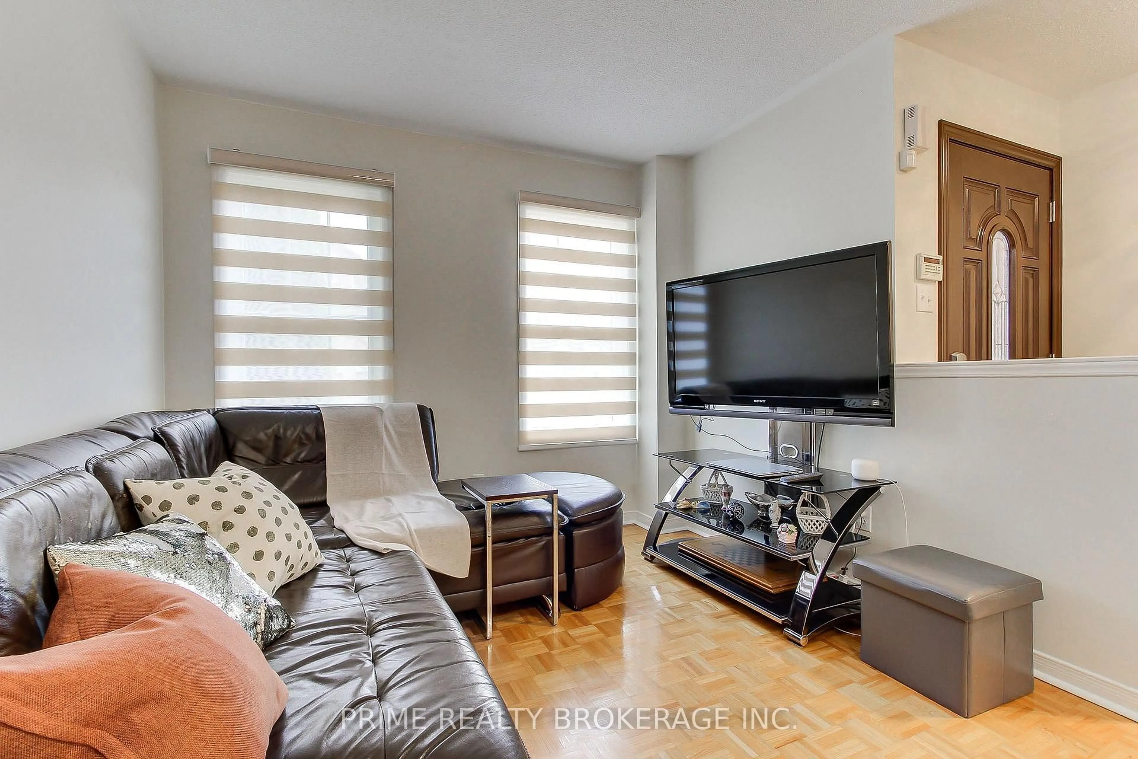 Living room with furniture, unknown for 68 Ellesmere St, Richmond Hill Ontario L4B 4E3
