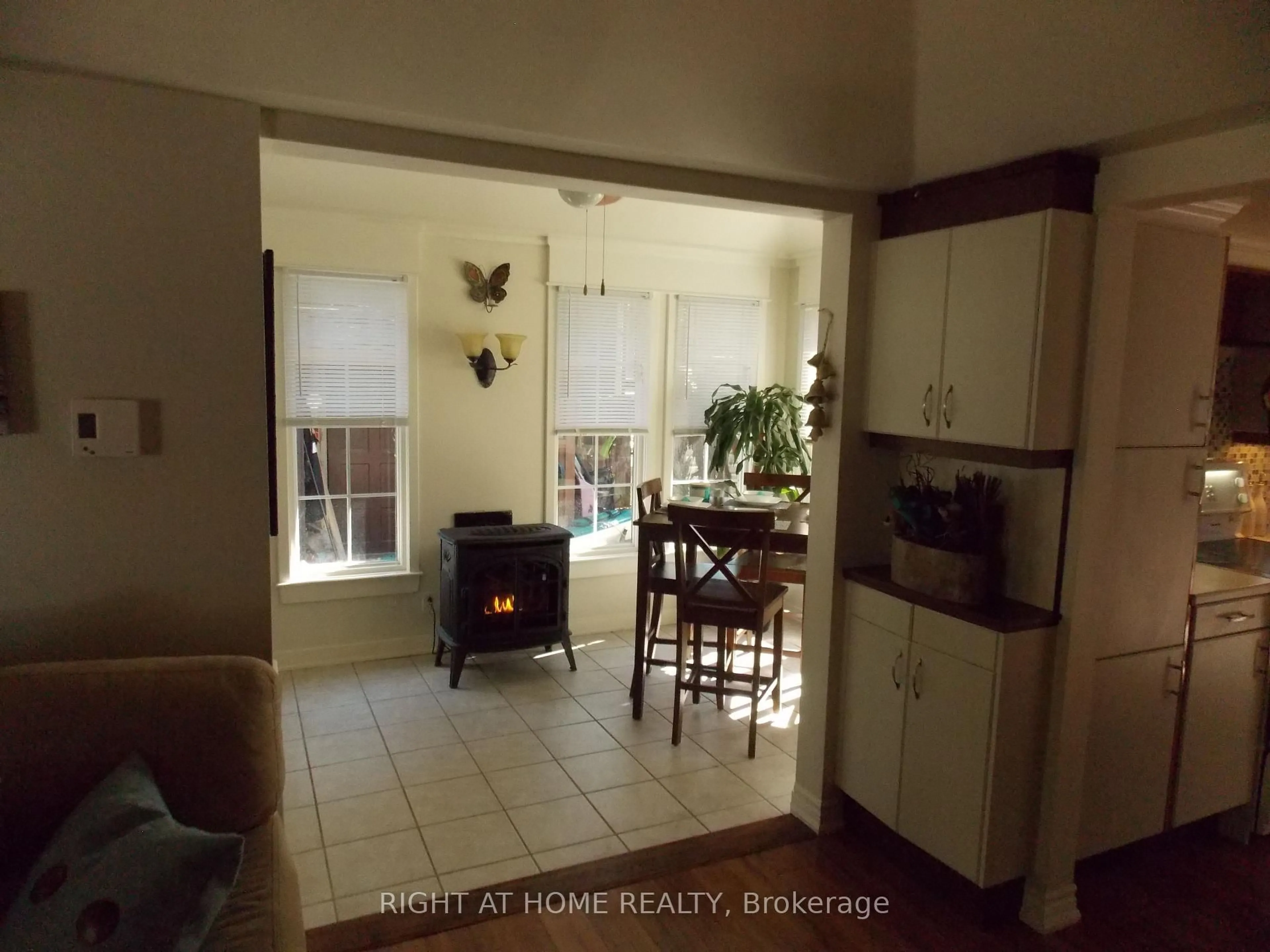 A pic of a room for 10 Rosehill Dr, Whitchurch-Stouffville Ontario L4A 7X3