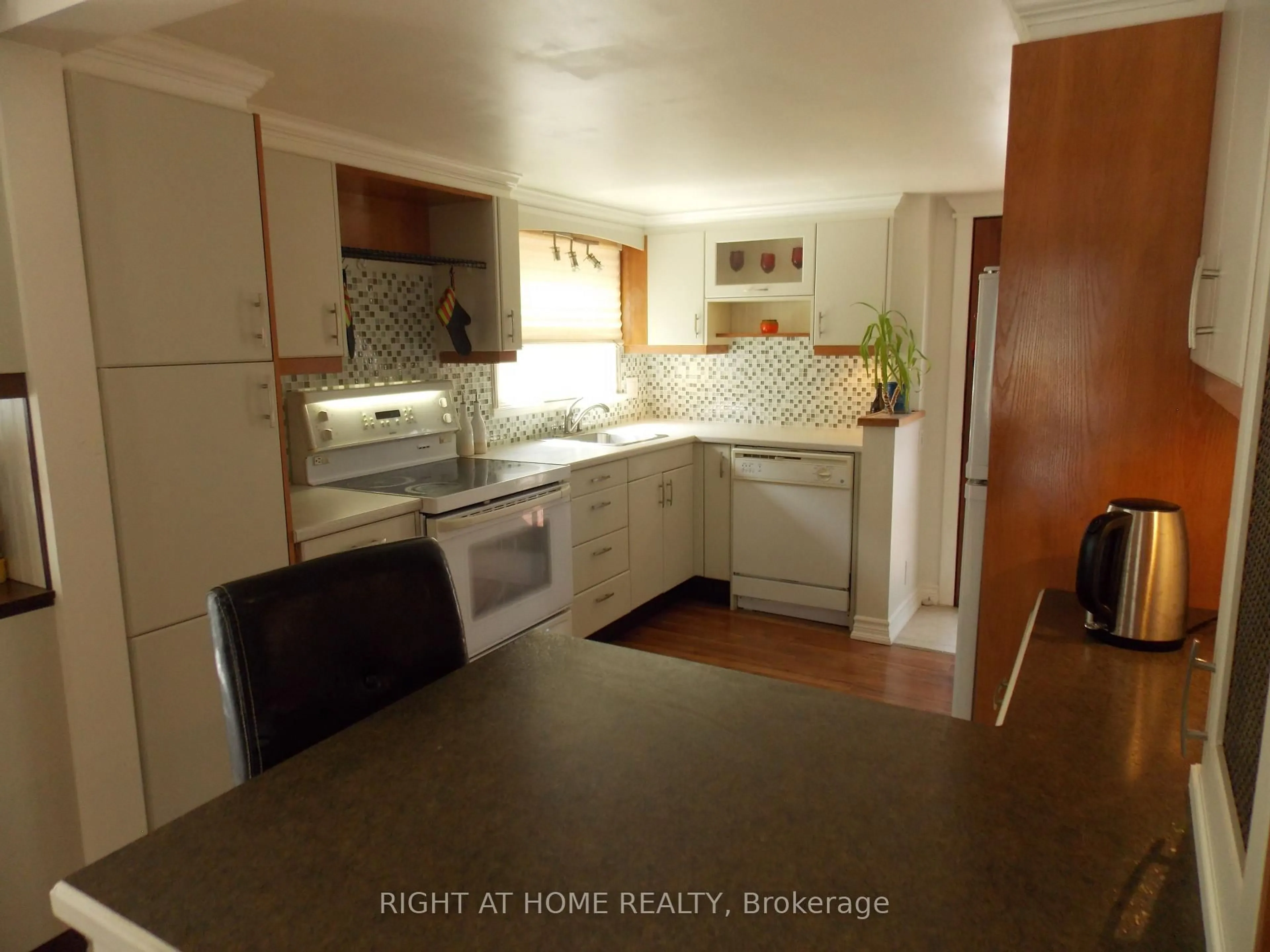 Unknown for 10 Rosehill Dr, Whitchurch-Stouffville Ontario L4A 7X3