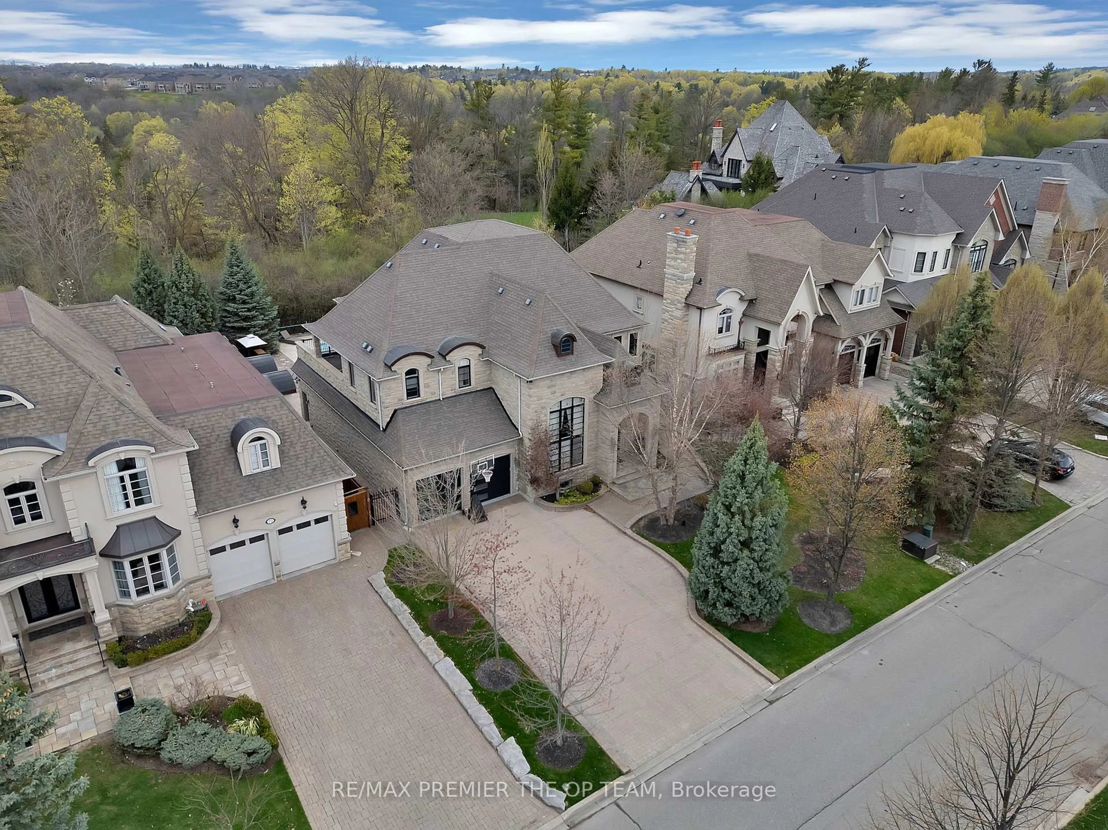 A pic from outside/outdoor area/front of a property/back of a property/a pic from drone, street for 62 Autumn Grove Crt, Vaughan Ontario L0J 1C0