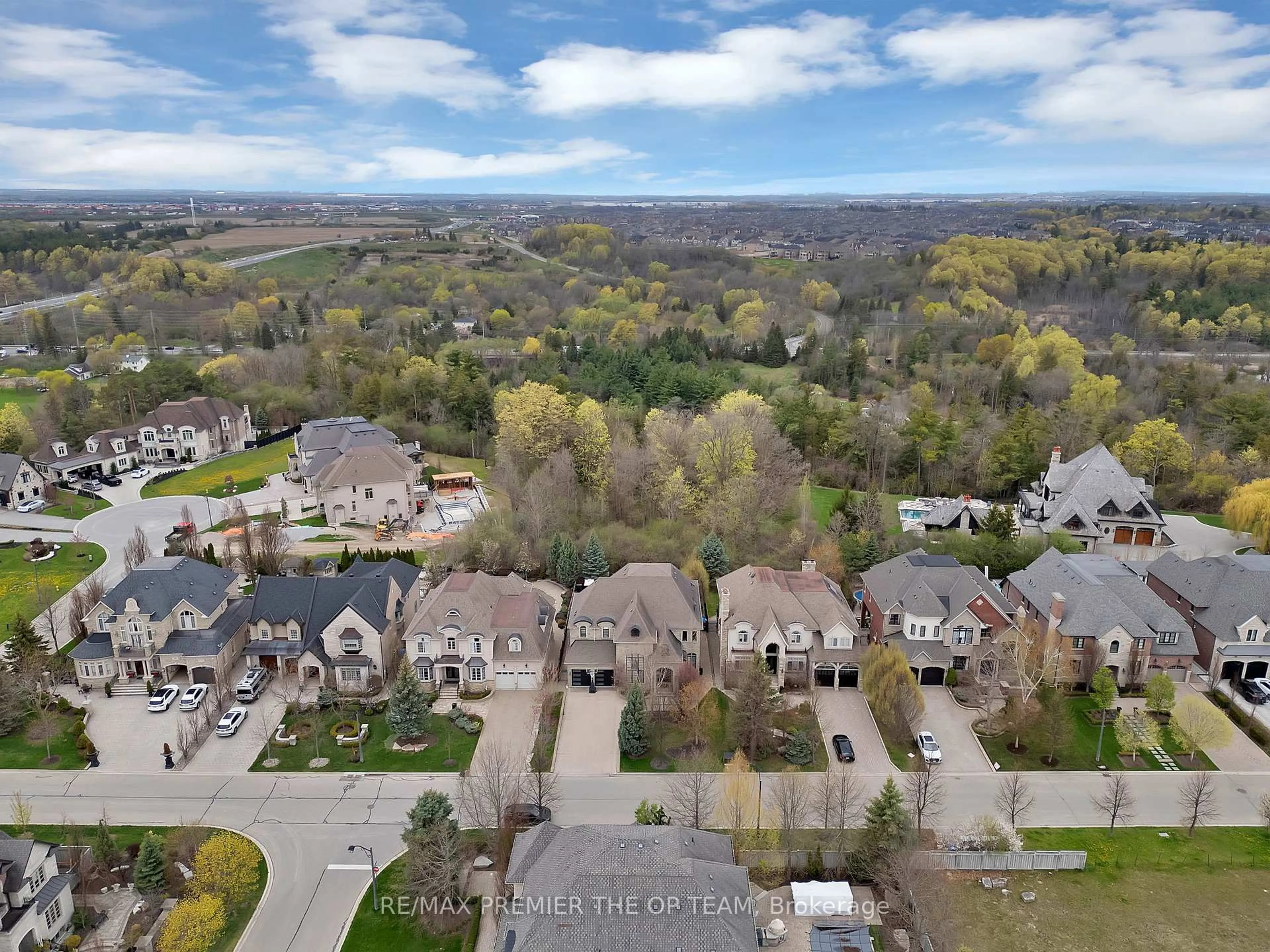 A pic from outside/outdoor area/front of a property/back of a property/a pic from drone, unknown for 62 Autumn Grove Crt, Vaughan Ontario L0J 1C0