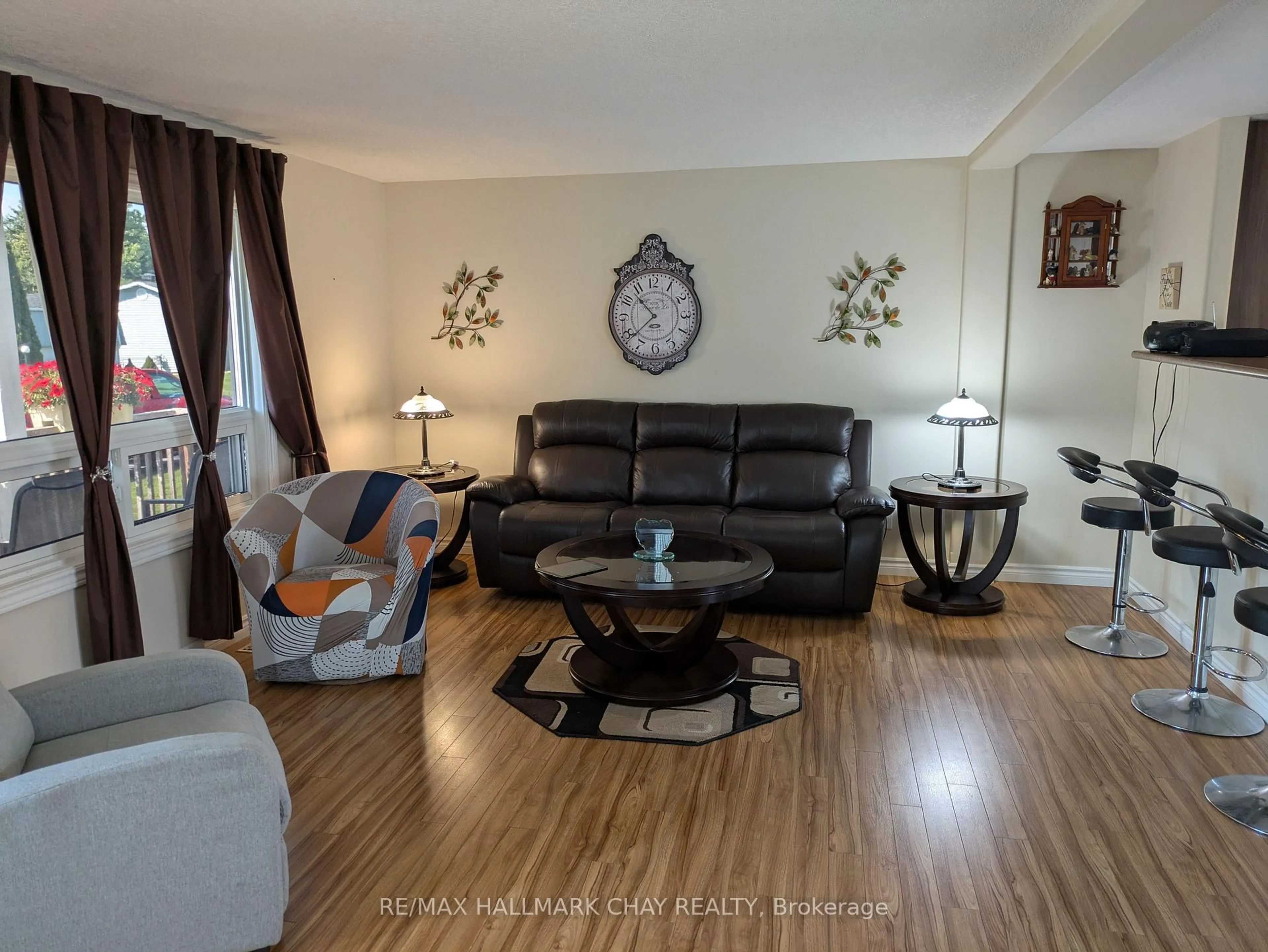 Living room with furniture, wood/laminate floor for 50 Linden Lane, Innisfil Ontario L9S 1P2