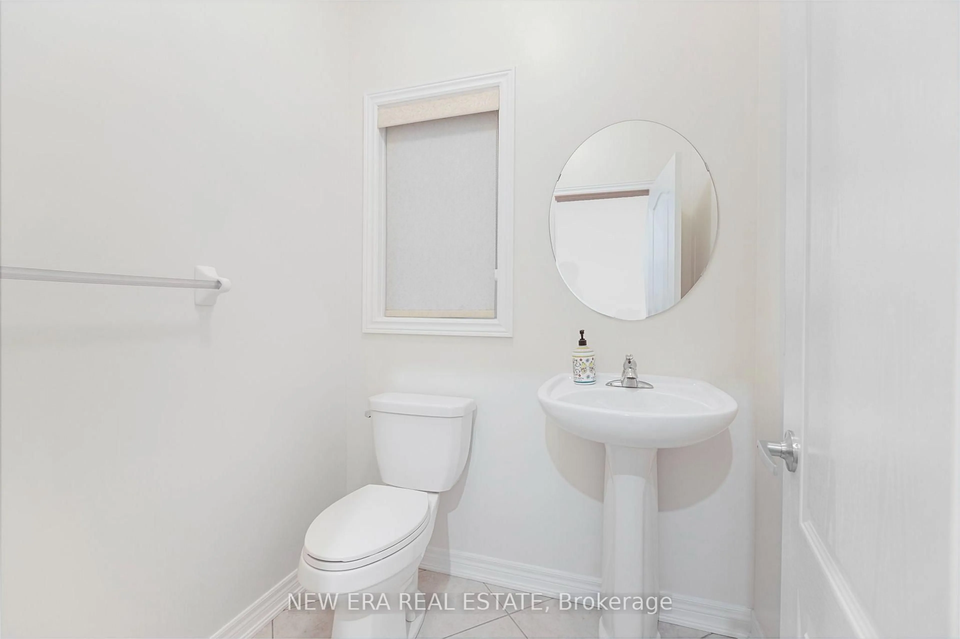 Standard bathroom, unknown for 2 Lady Valentina Ave, Vaughan Ontario L6A 0E4